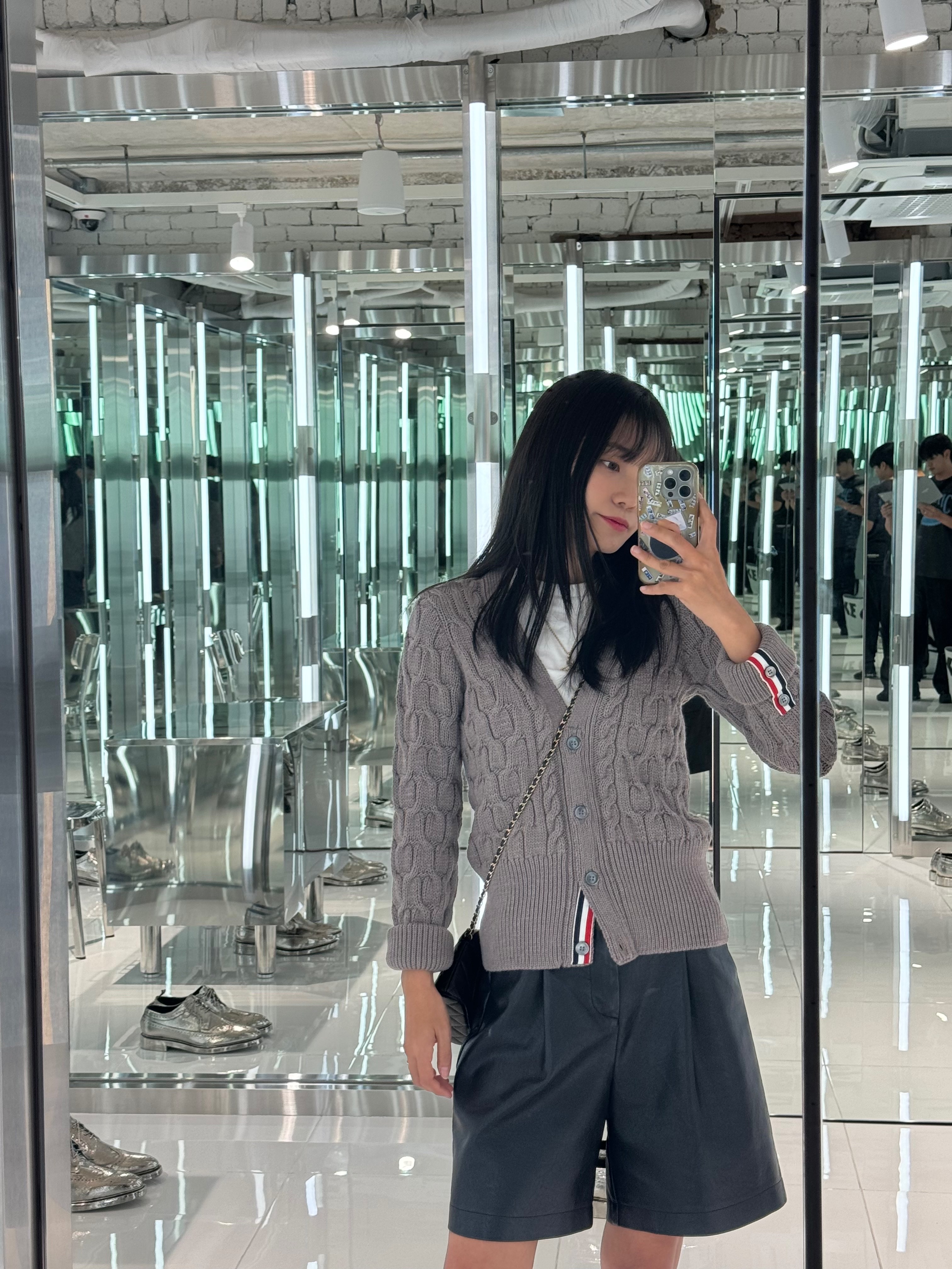 (W) Thom Browne Merino Wool Crisscross Cable Stitch 3/4 Sleeve V-Neck Cardigan Medium Brown, Thom Browne Pebble Grain Hector Bag Black 착용 스타일 - 4