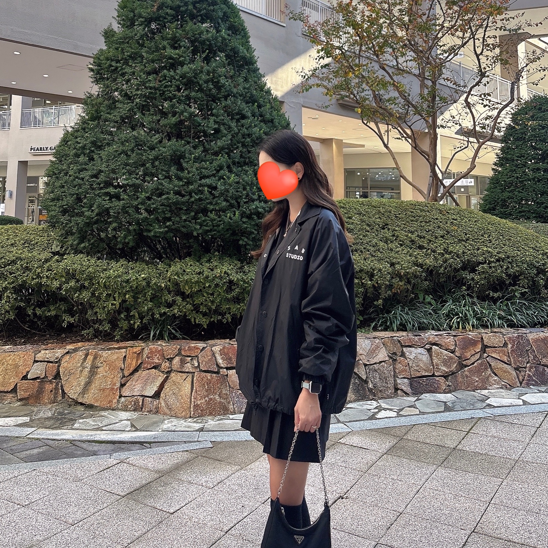 IAB Studio Coach Jacket Black, Prada Re-Edition 2005 Re-Nylon Shoulder Bag Black 착용 스타일 - 2