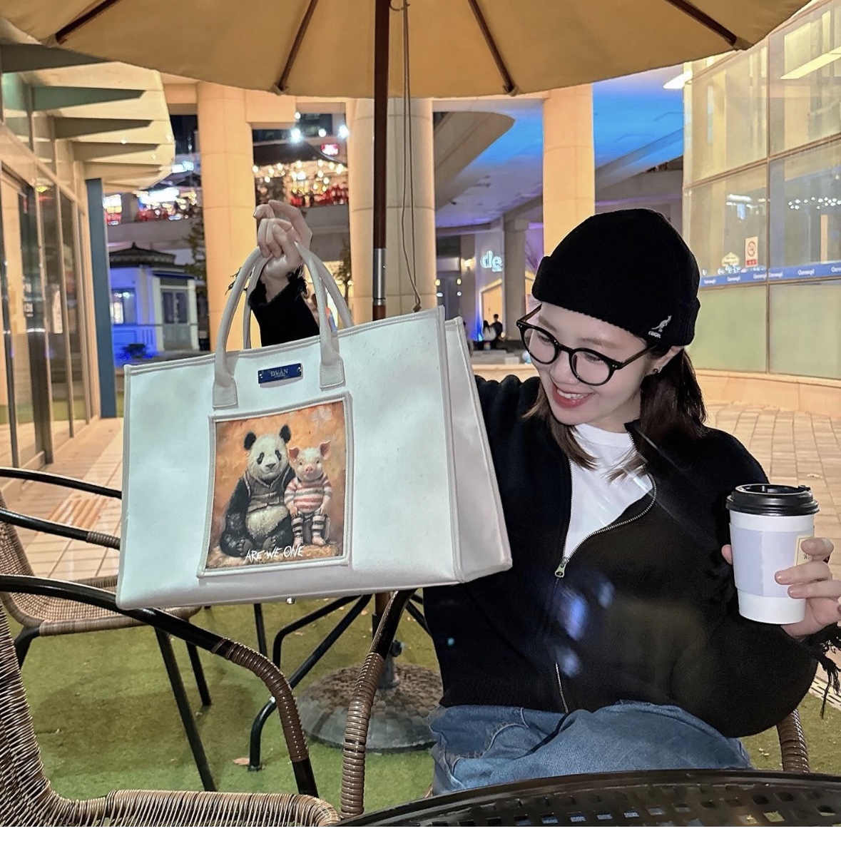 DVAN Frame In Gallery Totebag Large Ivory 착용 스타일