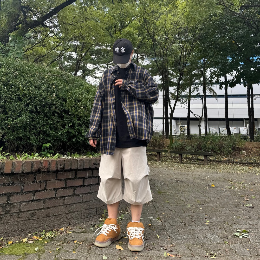 Darkr8m Studio White Logo Cap, Nonnod Alpine Carpenter Shorts Beige 착용 스타일