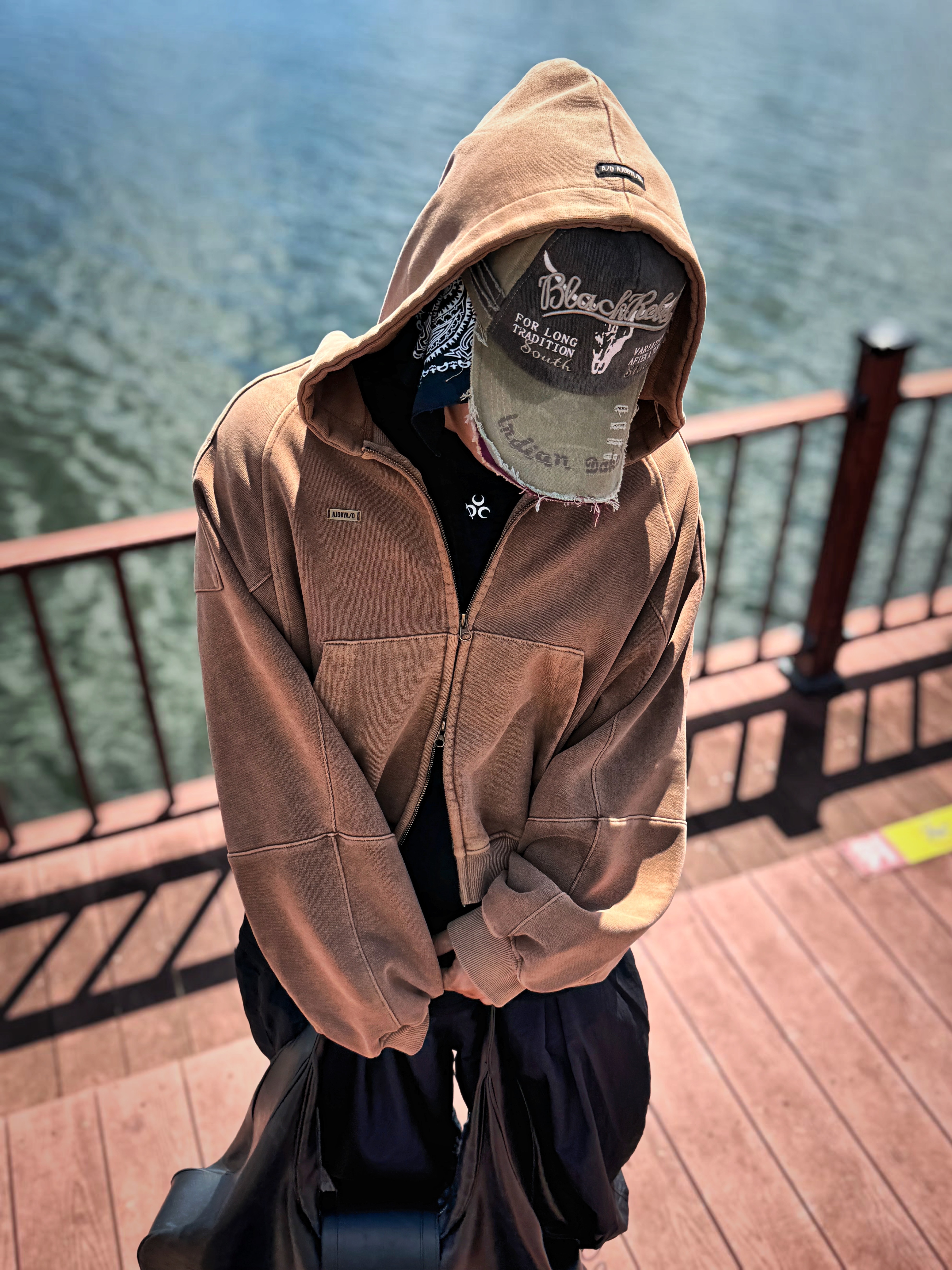 Project G/R Mega Buckle Hobo Bag Black, Ajobyajo Vintage Pigment Zip-Up Hoodie Mocha 착용 스타일 - 3