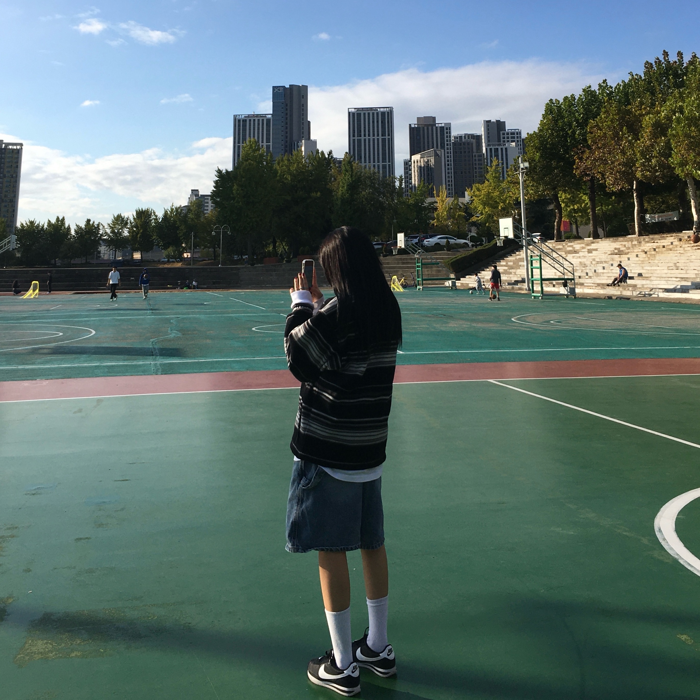 Supreme Stripe Zip Up Fleece Jacket Black - 24FW, Supreme Small Box L/S T-Shirt White - 24FW 착용 스타일 - 3