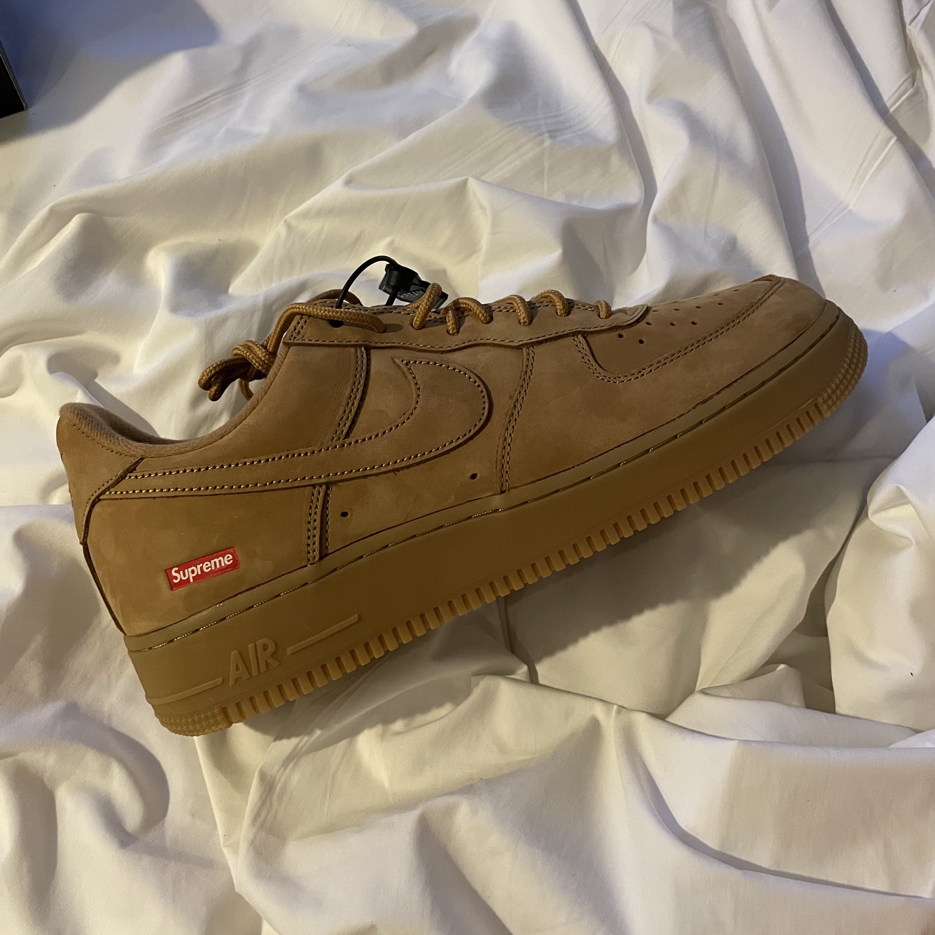 Nike x Supreme Air Force 1 Low Flax 착용 스타일