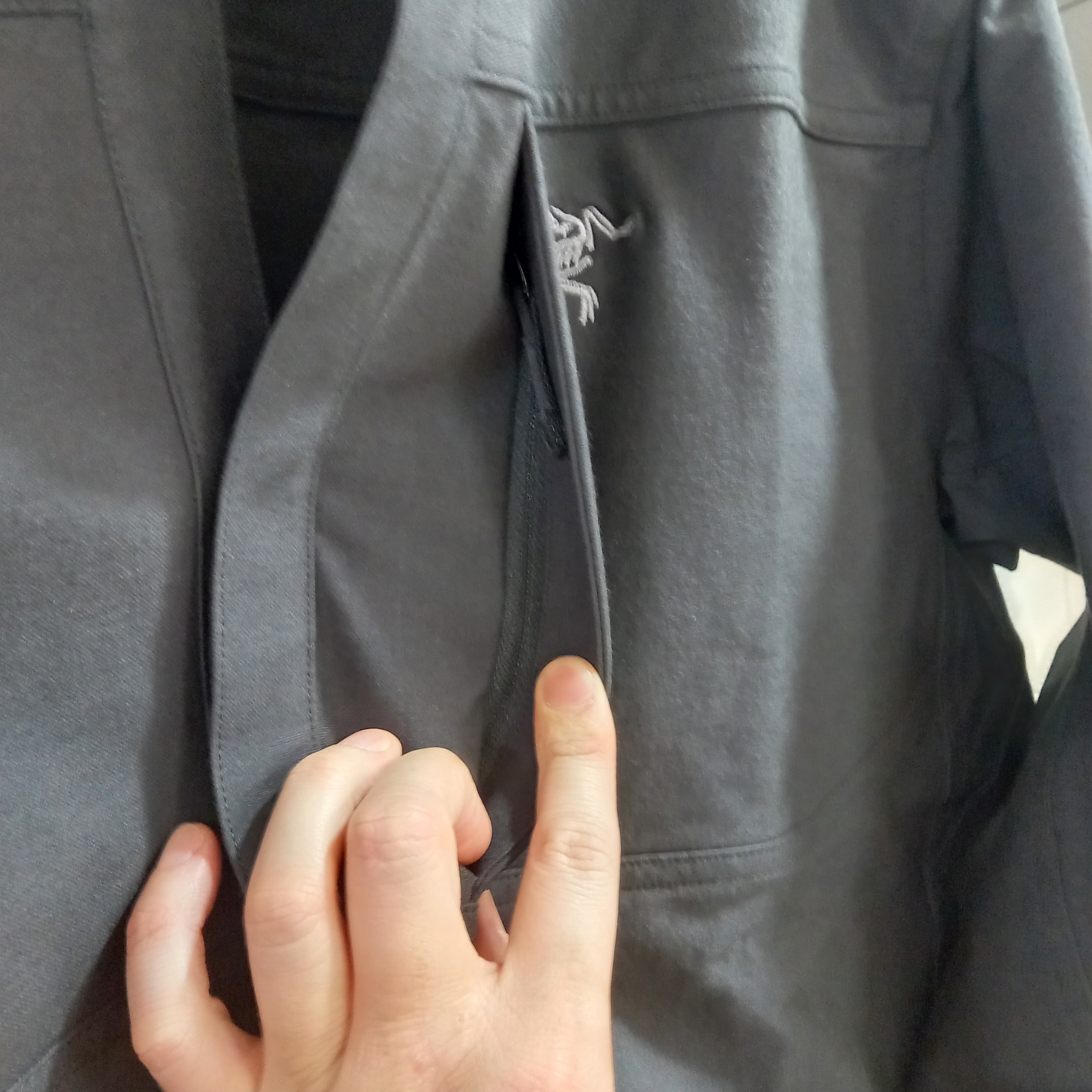 Arc'teryx Cronin Cotton Overshirt Black 착용 스타일 - 5