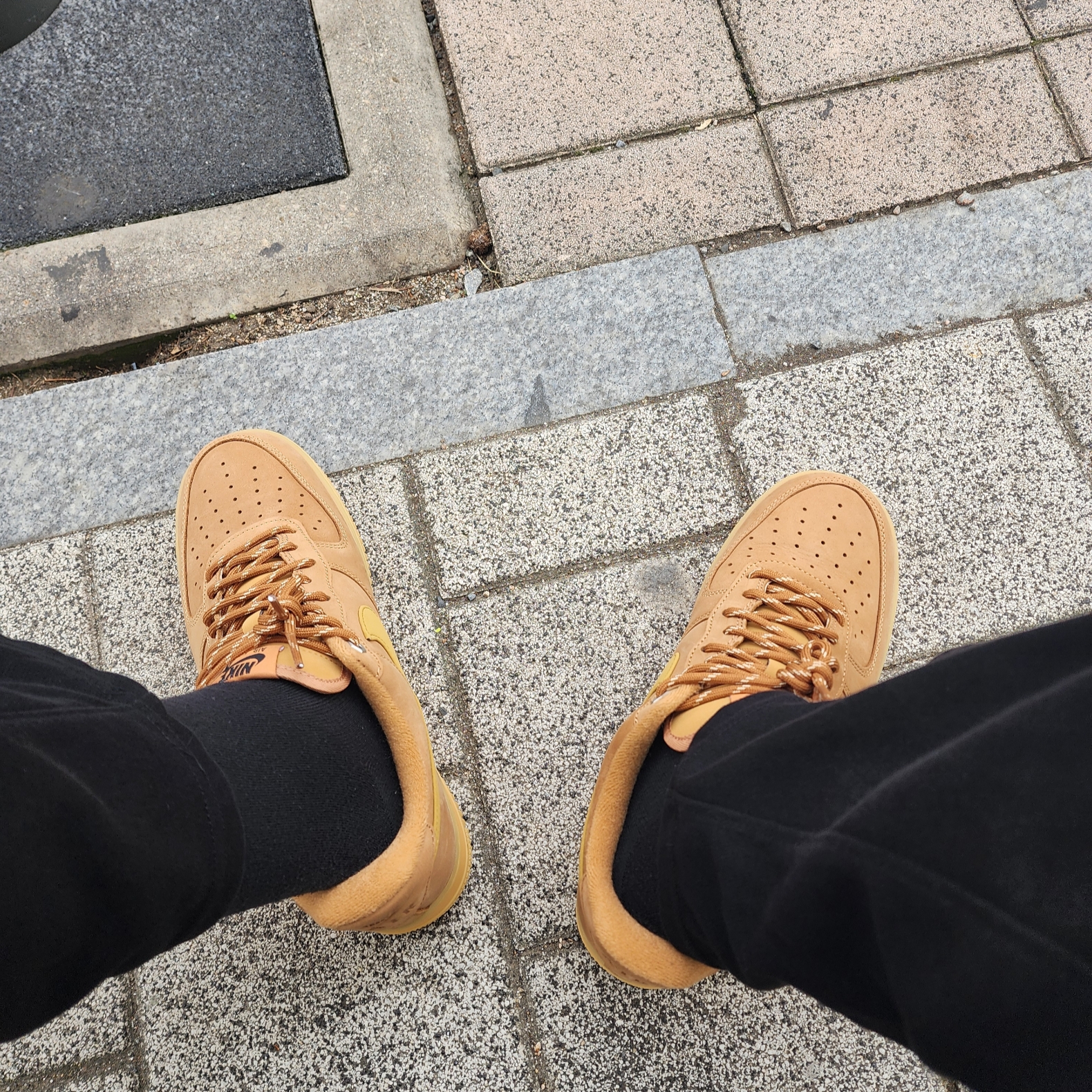 Nike Air Force 1 '07 WB Flax 착용 스타일 - 2