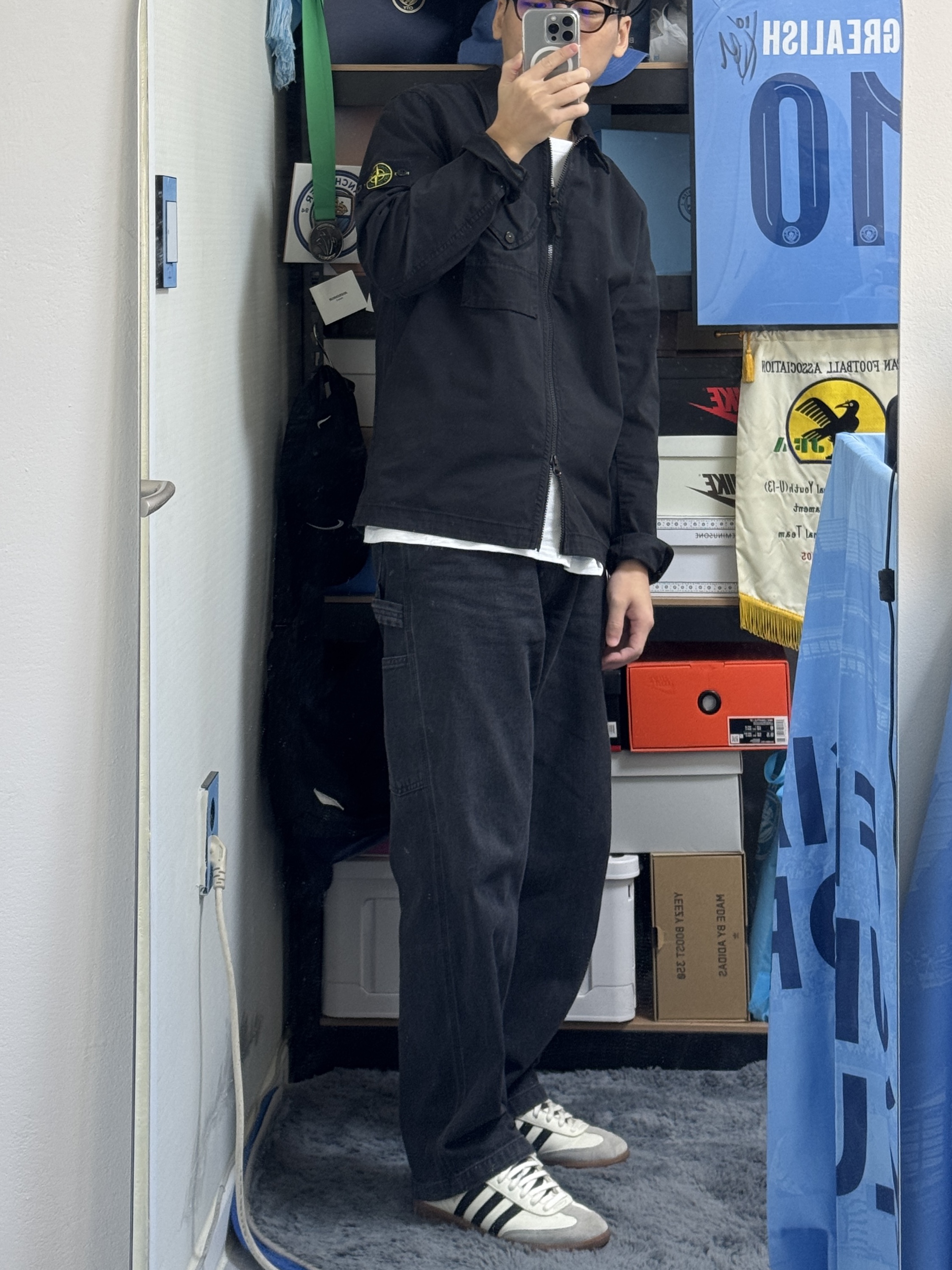 Stone Island 11010 Stretch Cotton Gabardine Overshirt Black - 23FW, Adidas x JJJJound Samba OG Off White Core Black 착용 스타일 - 2