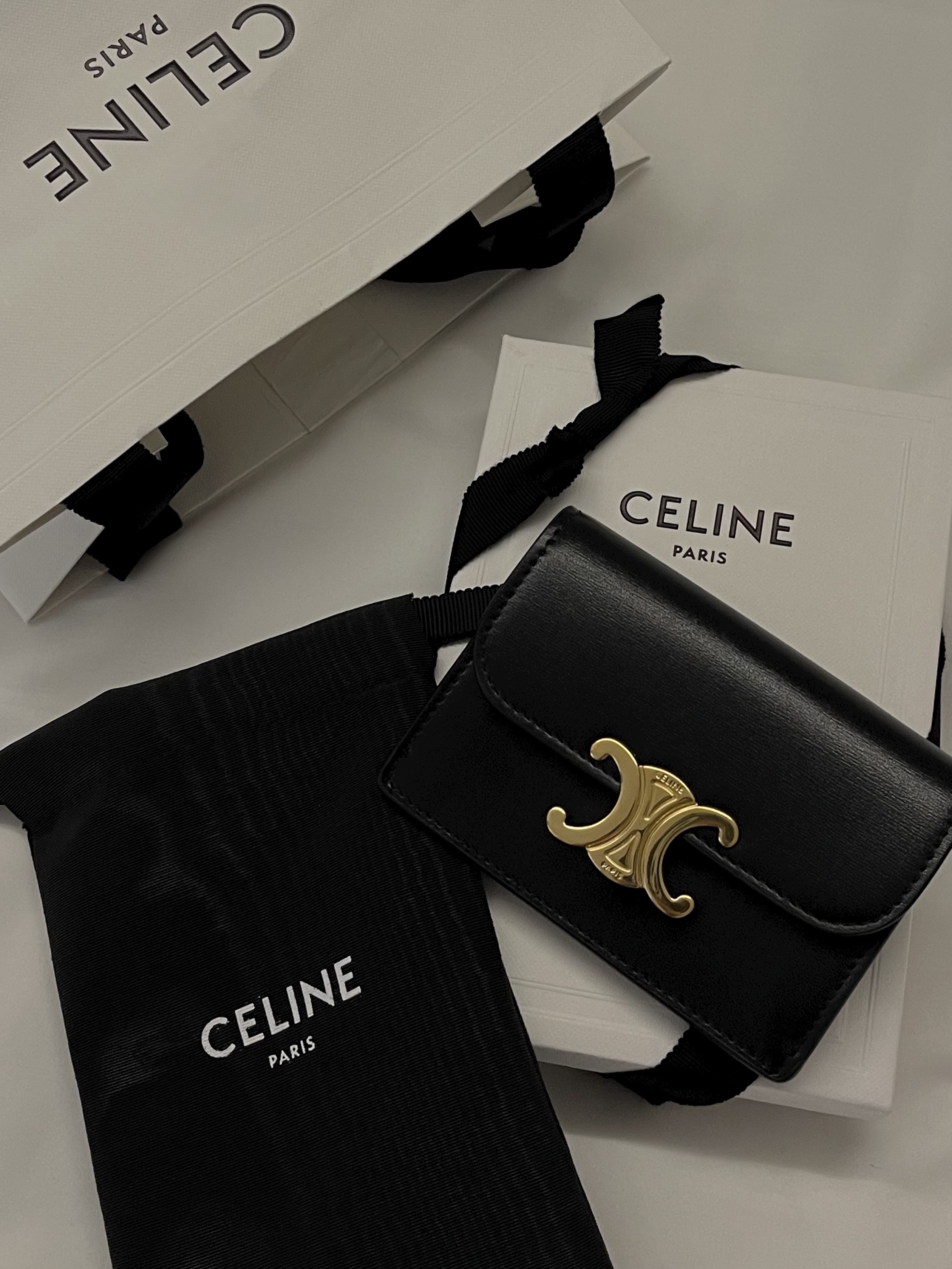 Celine Card Holder with Flap in Shiny Calfskin Black 착용 스타일