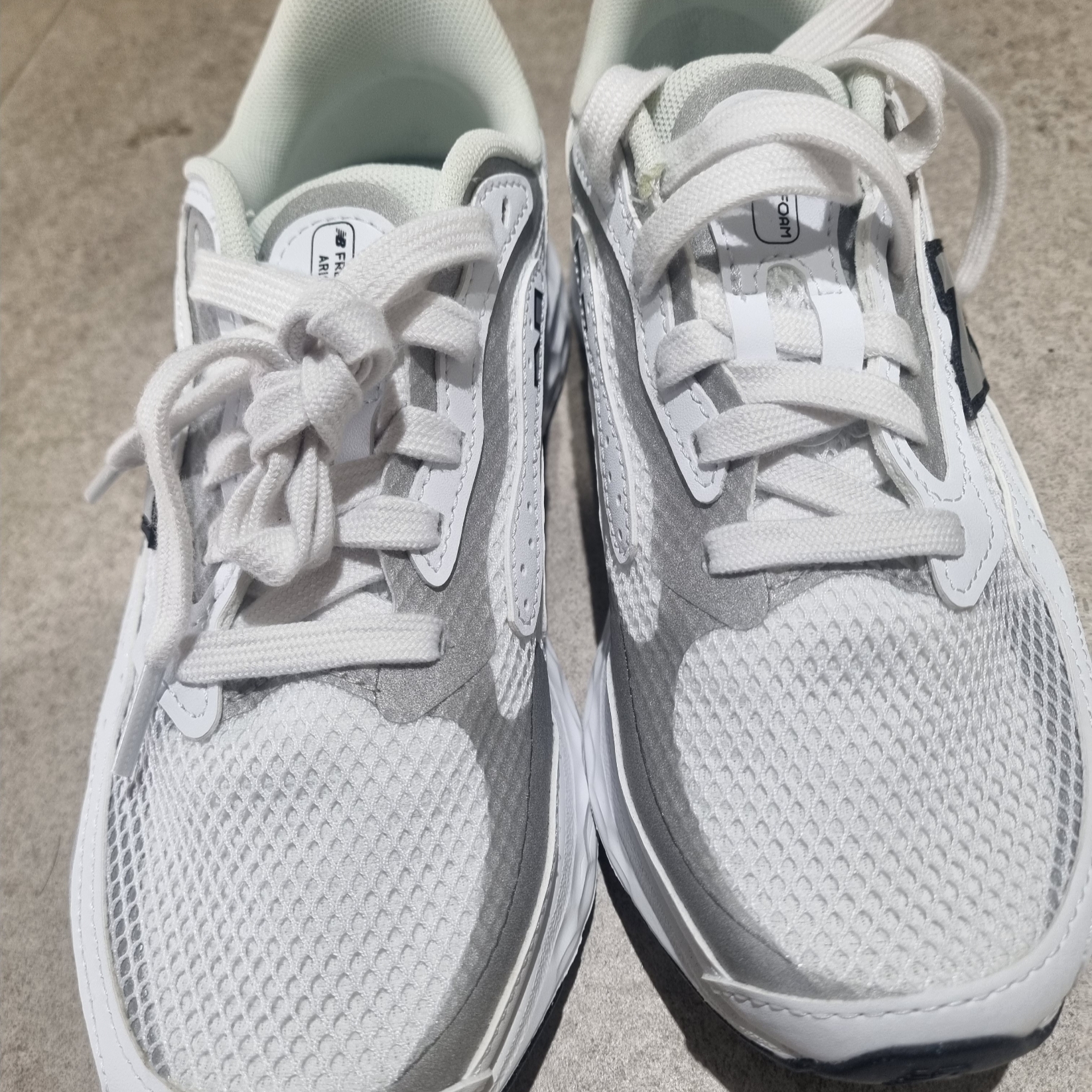 (W) New Balance Fresh Foam Arishi v4 White Silver metallic - D Wide 착용 스타일 - 1