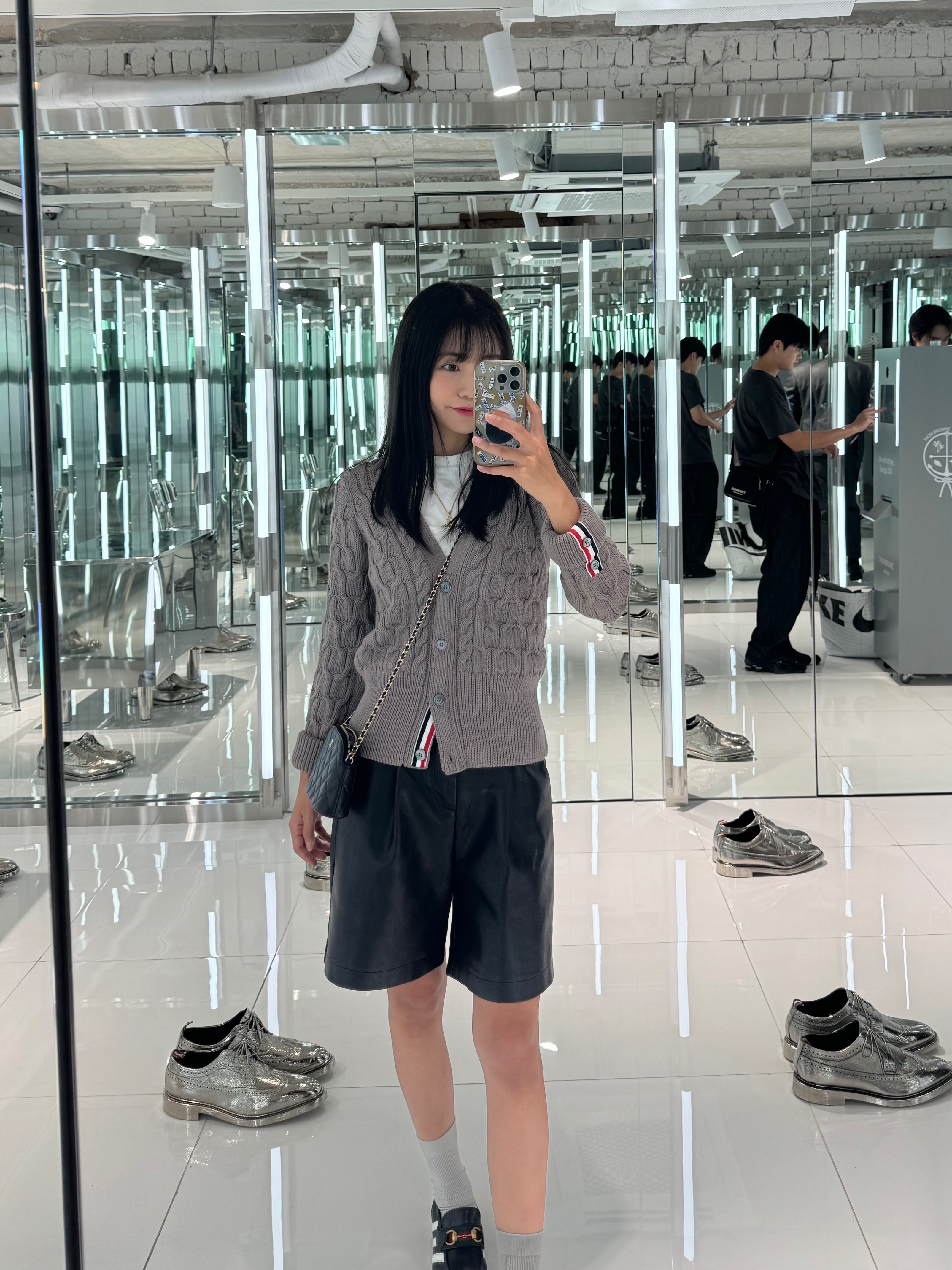 (W) Thom Browne Merino Wool Crisscross Cable Stitch 3/4 Sleeve V-Neck Cardigan Medium Brown, Thom Browne Pebble Grain Hector Bag Black 착용 스타일 - 3