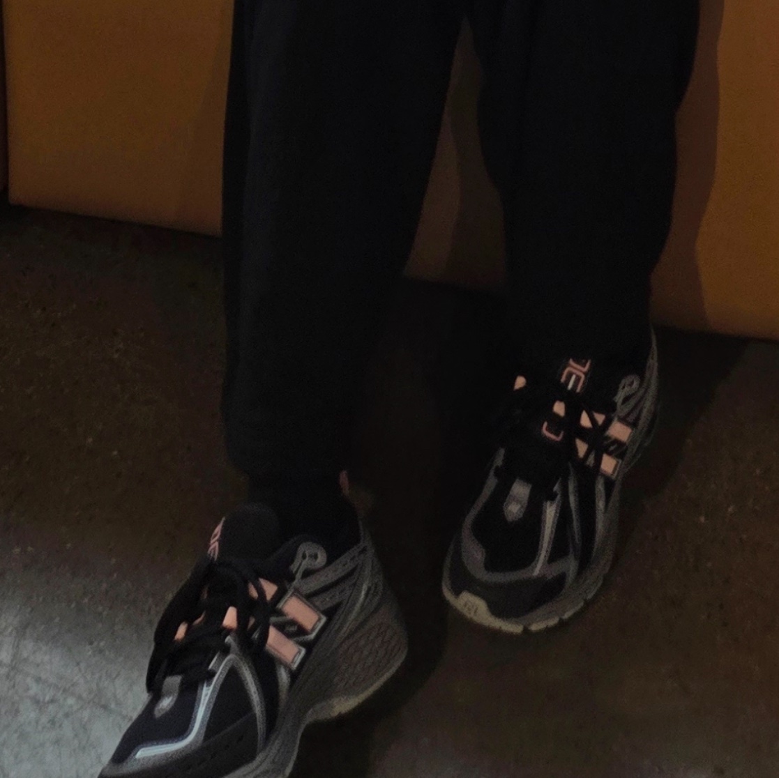 New Balance 1906R Black Pink Moon 착용 스타일 - 1