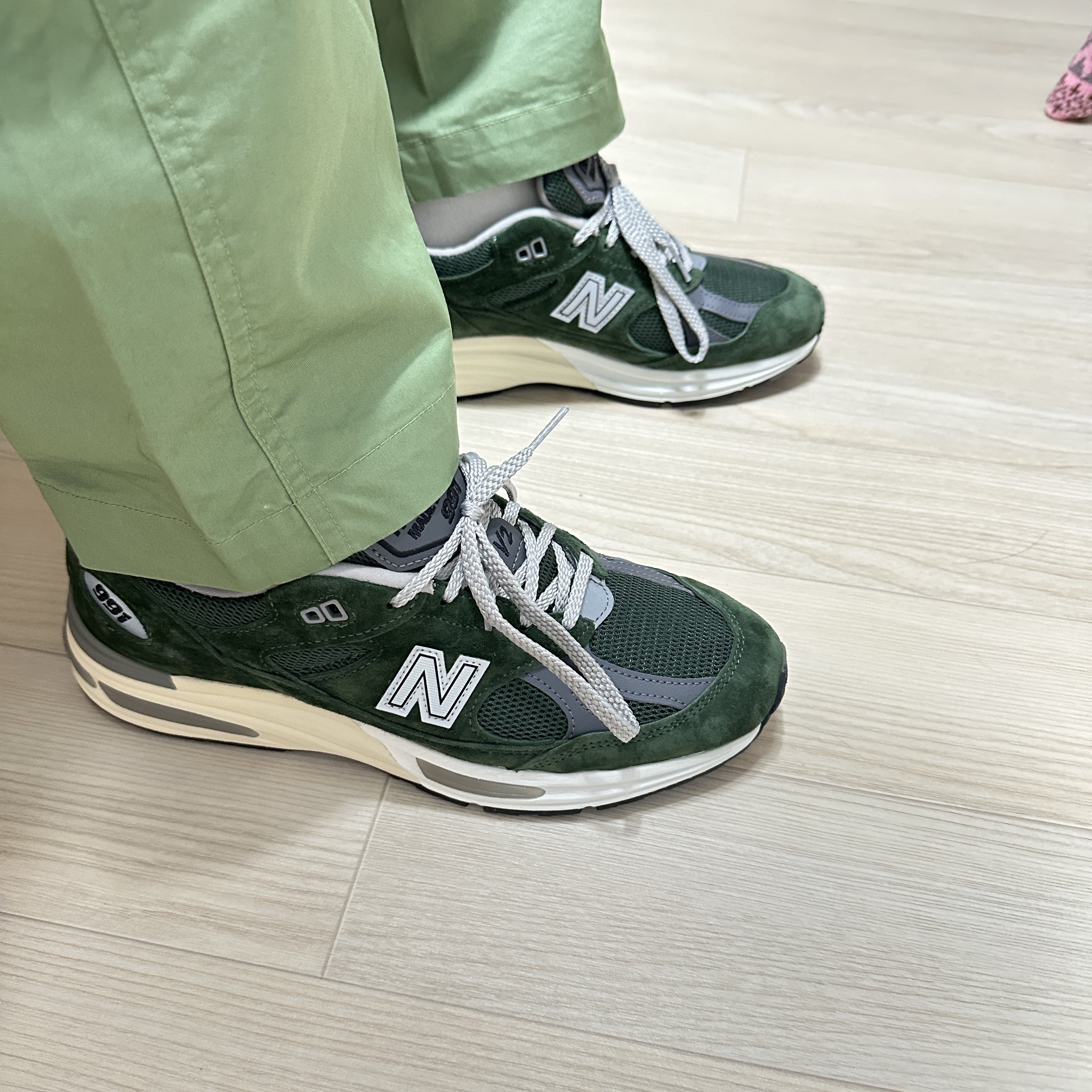 New Balance 991v2 Made in UK Kombu Green 착용 스타일 - 3