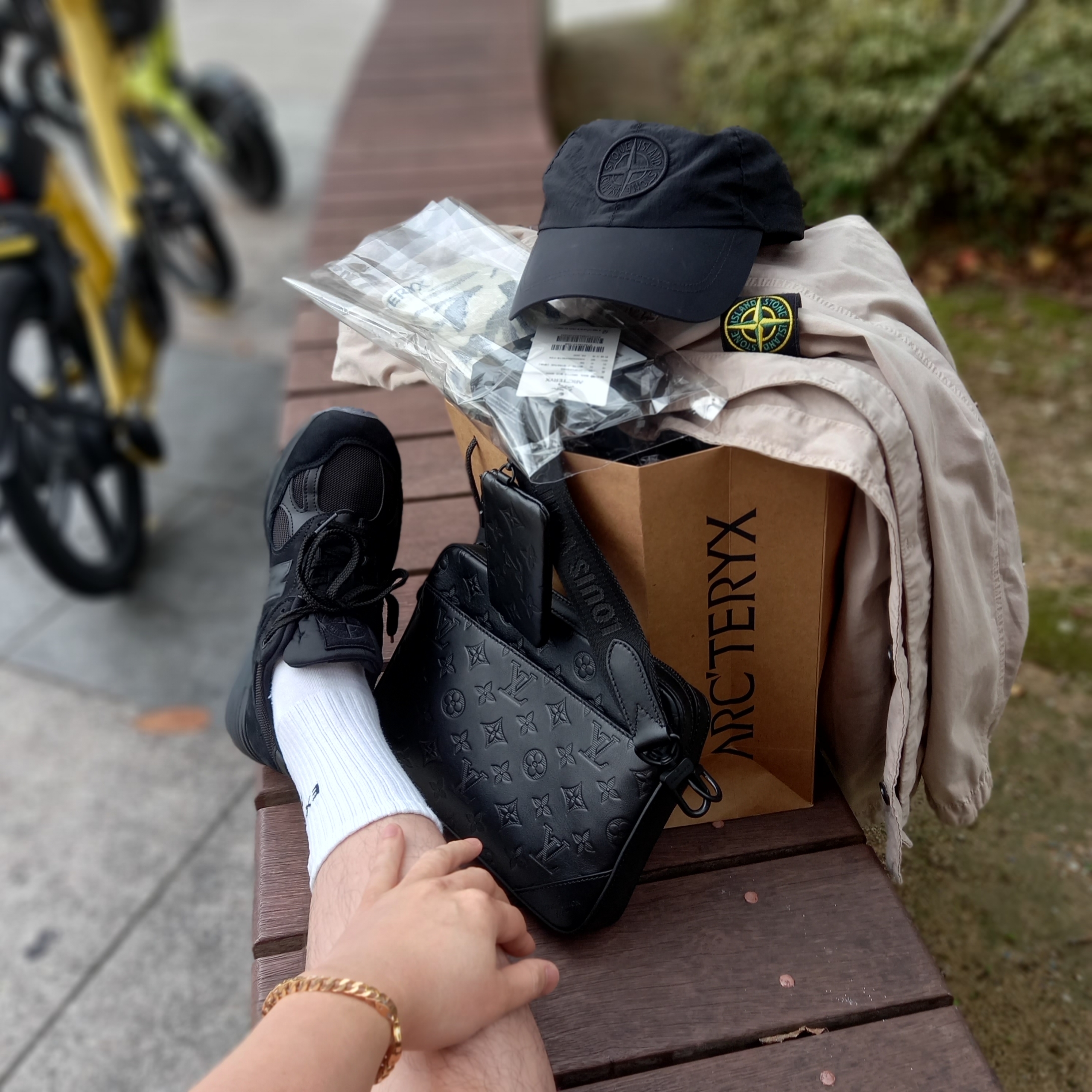 New Balance x Stone Island 991v2 Made in UK Black, Louis Vuitton Duo Messenger Bag Black 착용 스타일 - 1