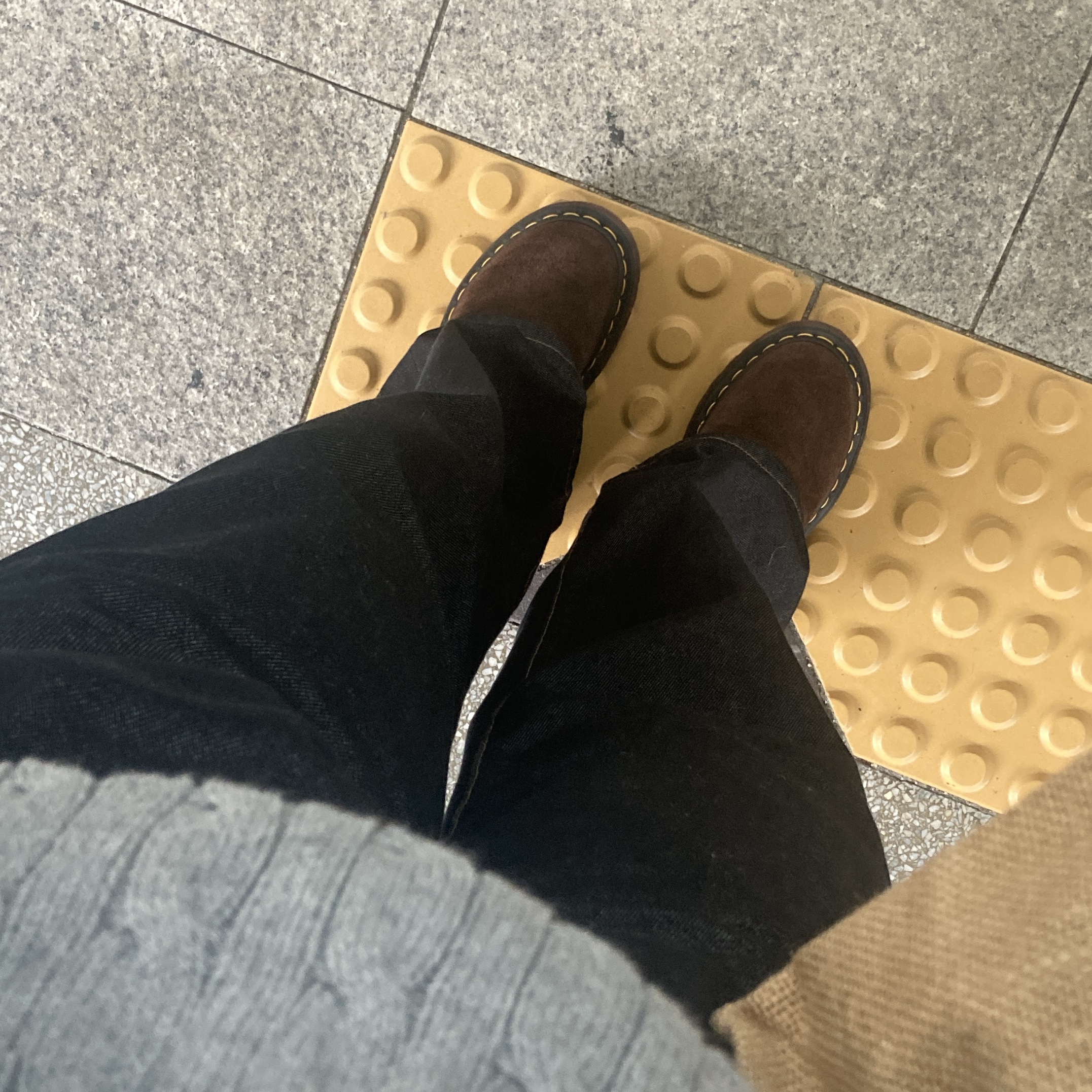 Dr. Martens Isham Desert Oasis Suede Mule Dark Brown 착용 스타일