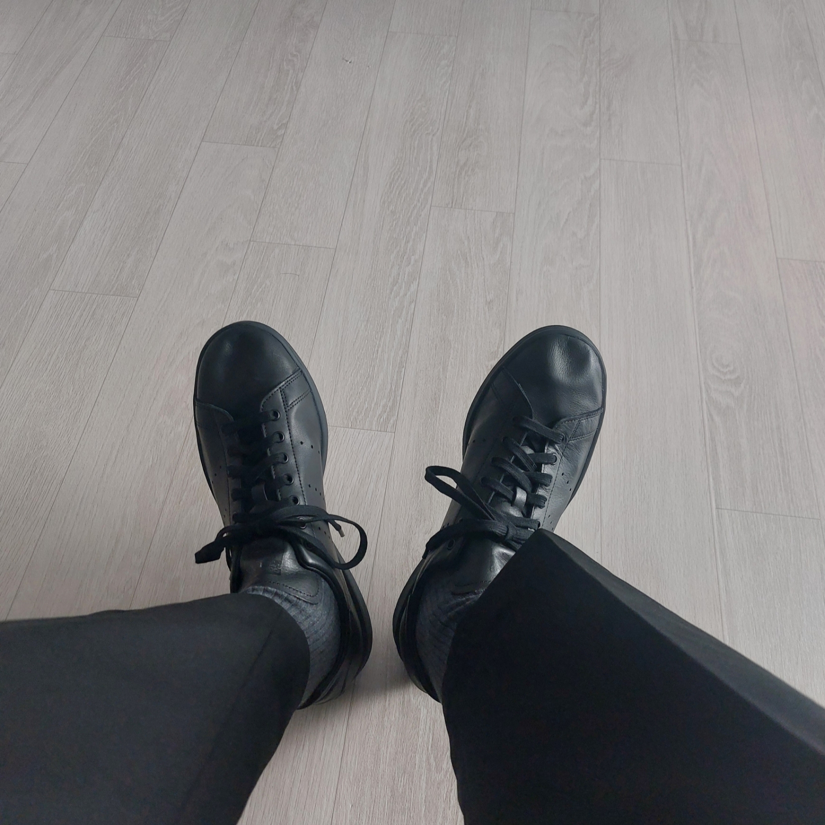 Adidas Stan Smith Decon Core Black 착용 스타일