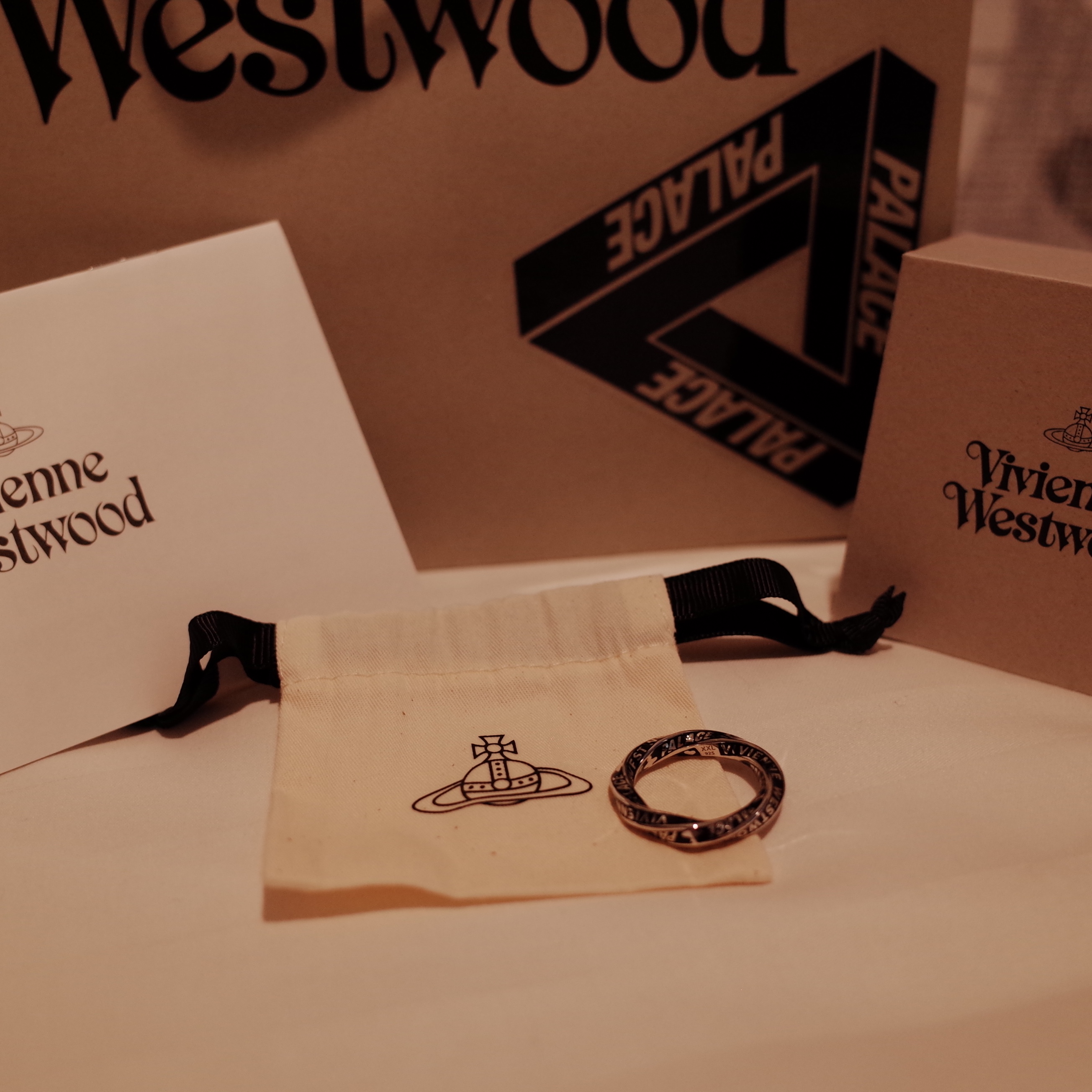 Palace x Vivienne Westwood Small Ring Silver - 24FW 착용 스타일