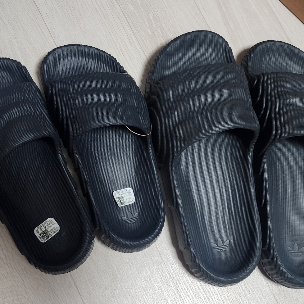 Adidas Adilette 22 Carbon 착용 스타일 - 3