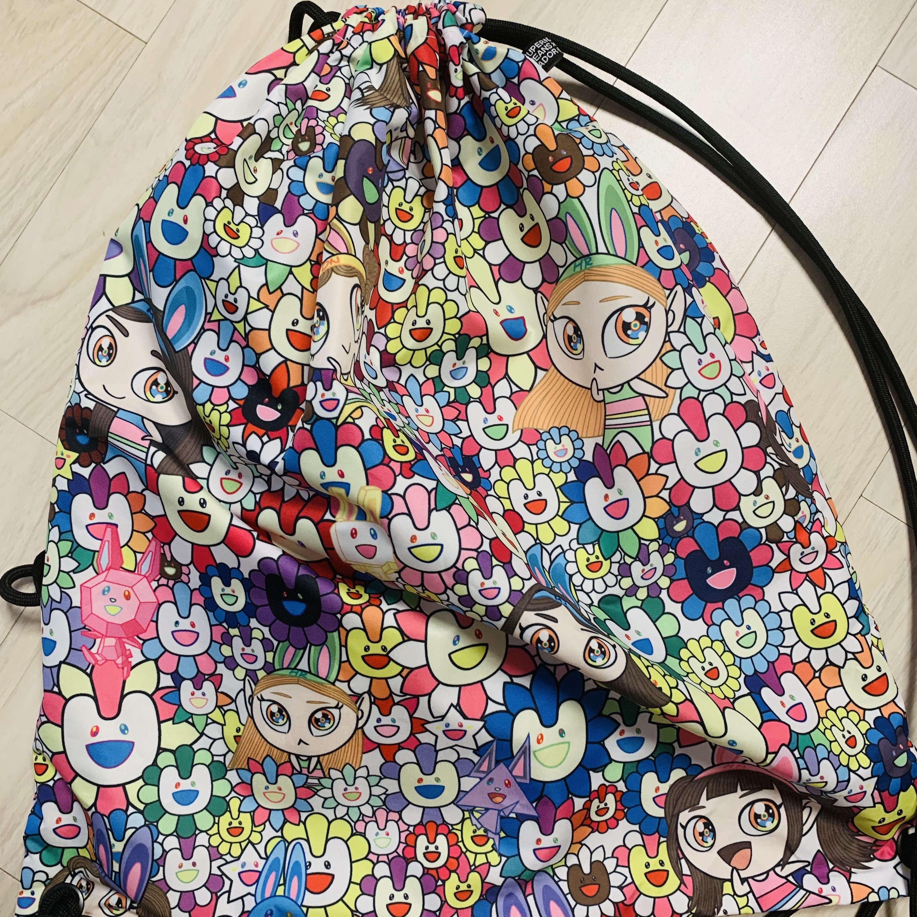 NewJeans Supernatural NJ x Murakami Drawstring Bag Ver. 착용 스타일