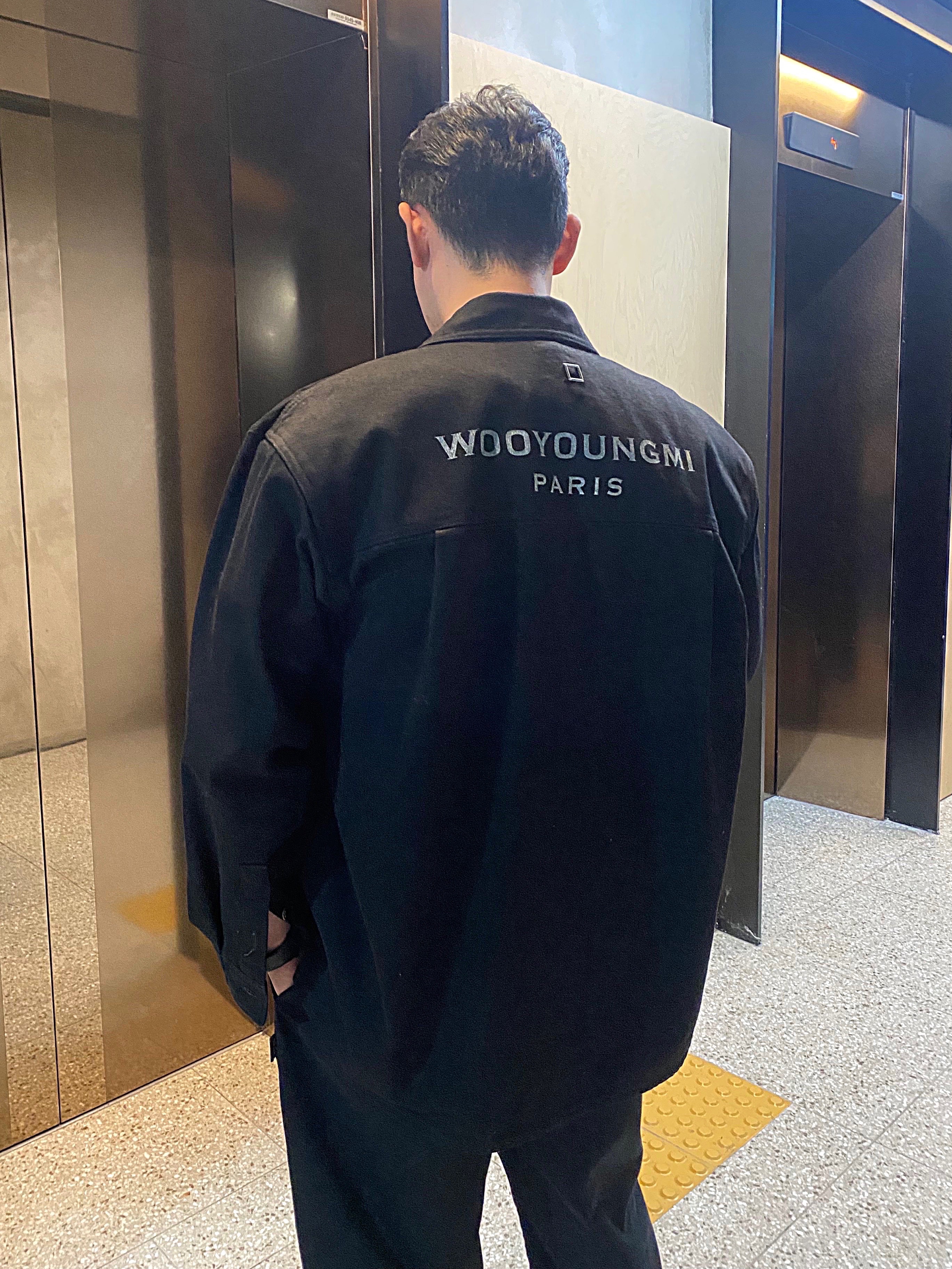 Wooyoungmi Denim Back Logo Shirt Black - 24FW, Wooyoungmi Cotton Back Logo T-Shirt Black - 24SS 착용 스타일 - 3