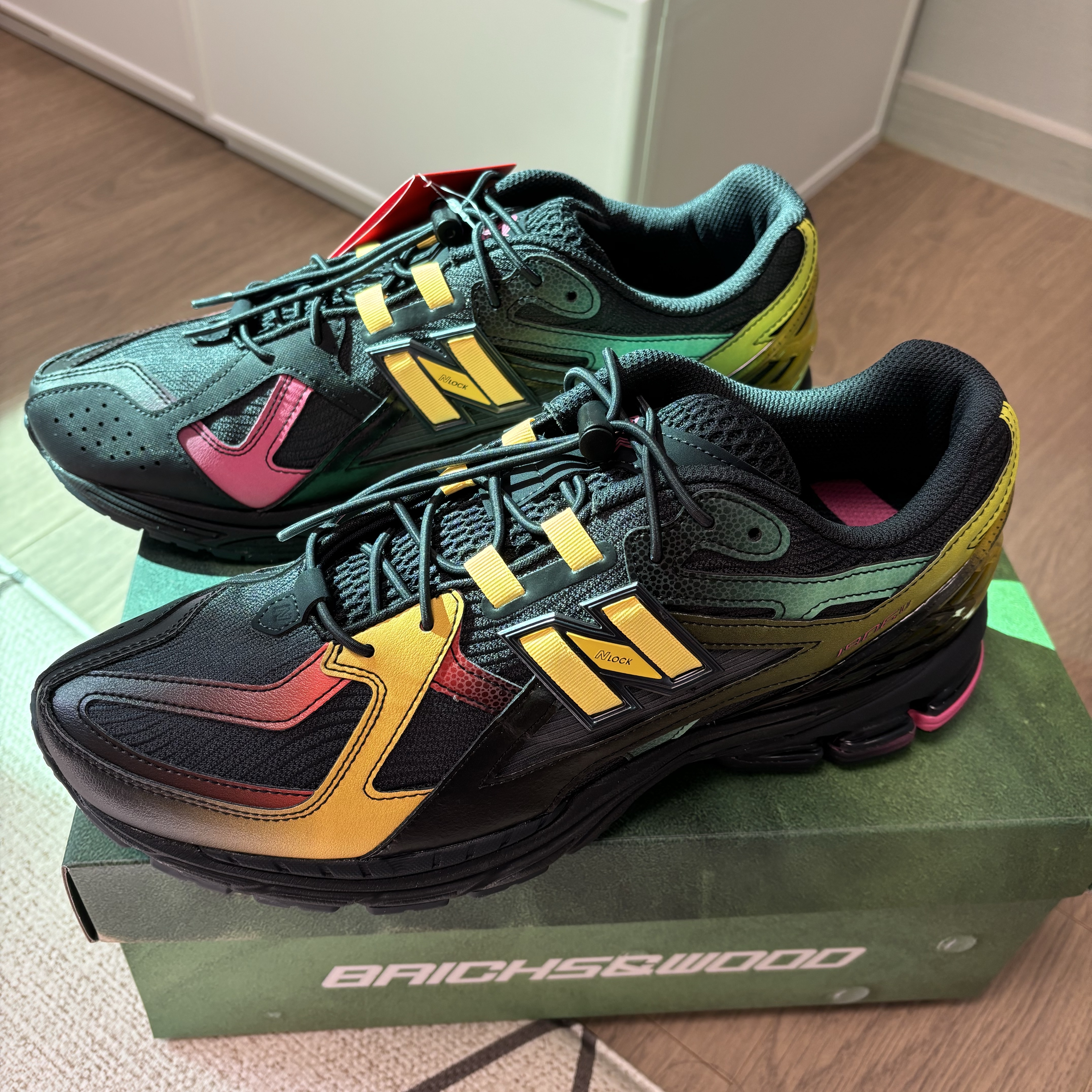 New Balance x Bricks & Wood 1906U Black Multicolor 착용 스타일 - 7