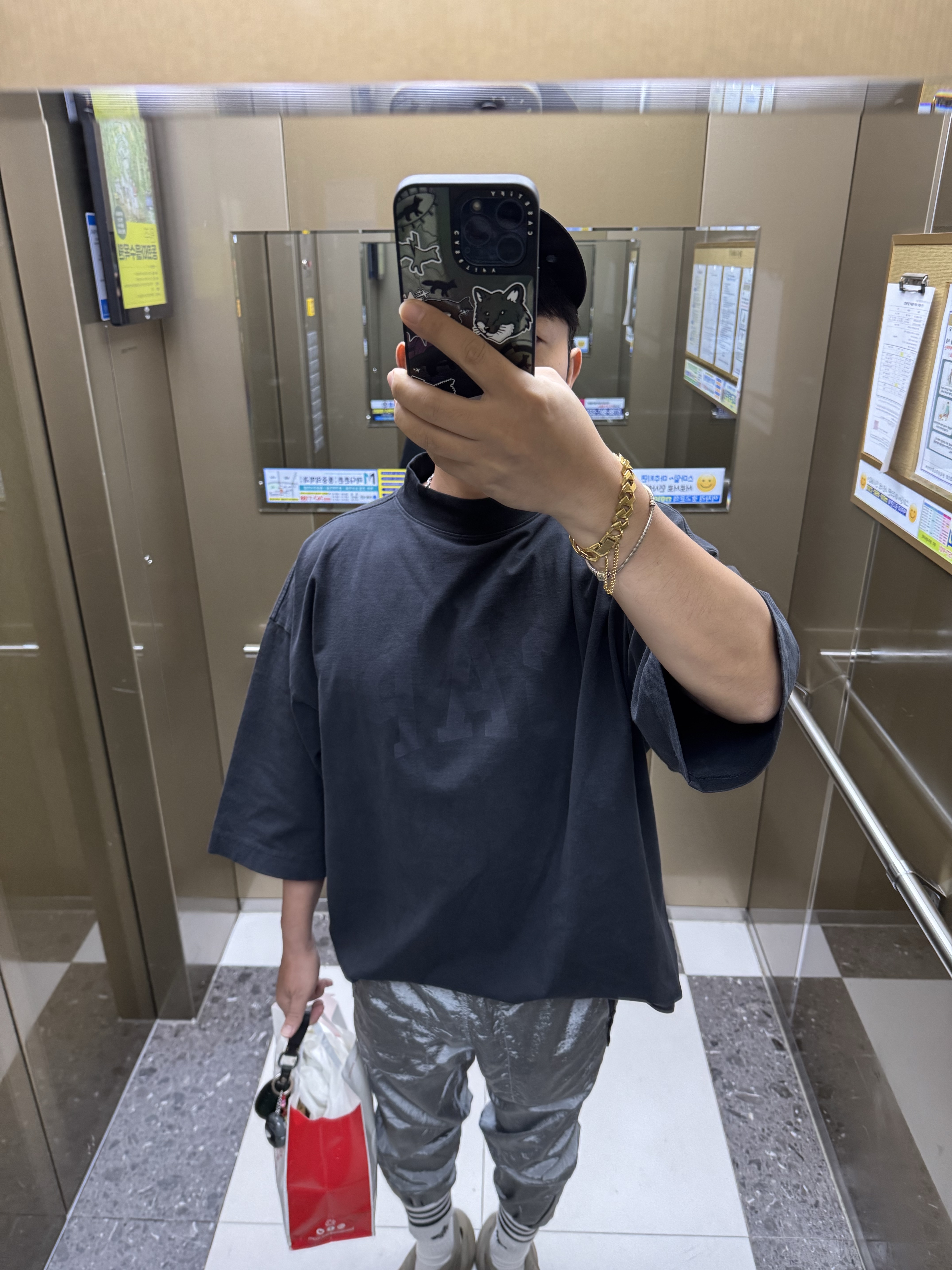 Yeezy Gap Engineered By Balenciaga Dove 3/4 Sleeve T-Shirt Black, Adidas Yeezy Foam RNNR Stone Sage 착용 스타일