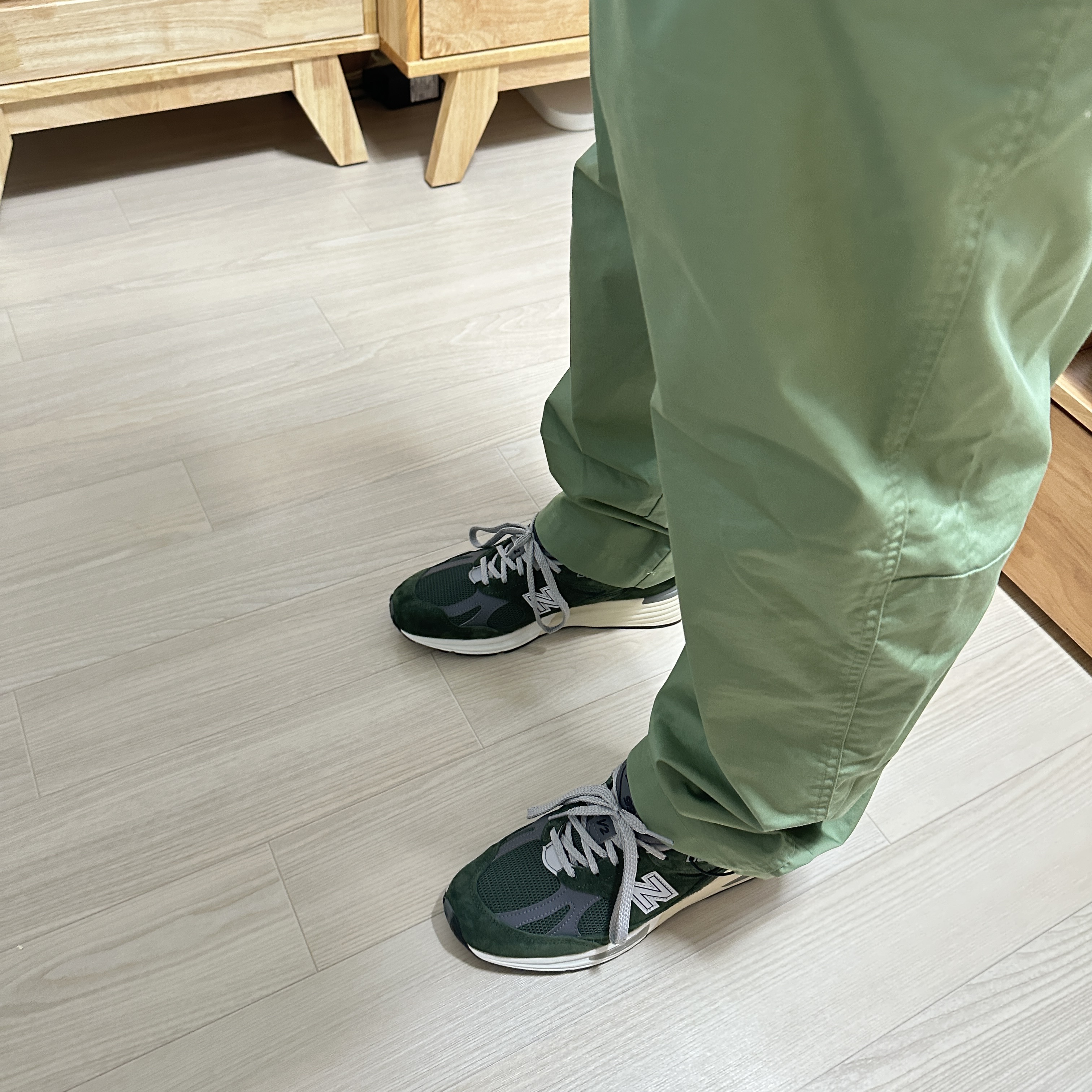 New Balance 991v2 Made in UK Kombu Green 착용 스타일 - 4