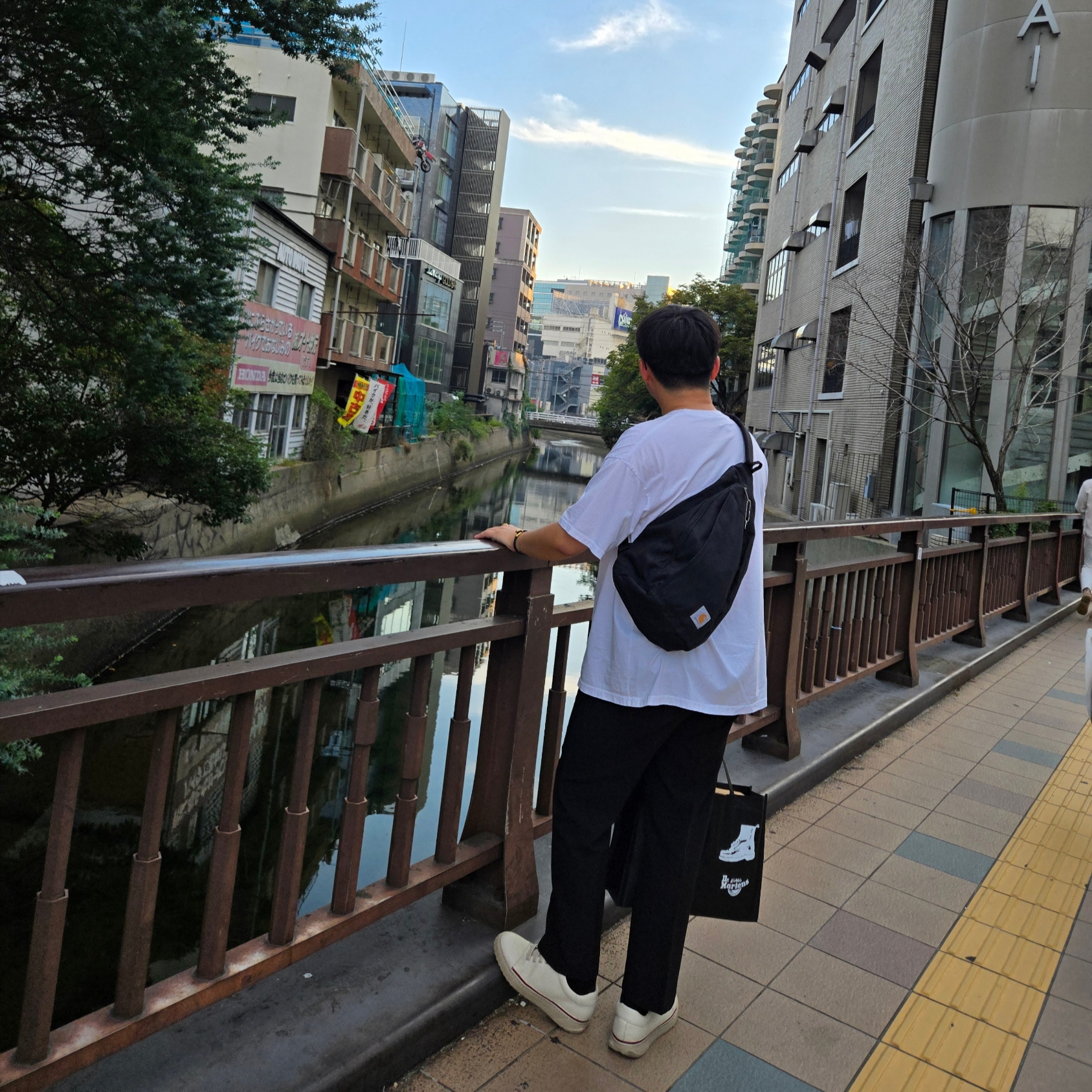 Carhartt Sling Bag Black, AMI de Coeur T-Shirt White 착용 스타일