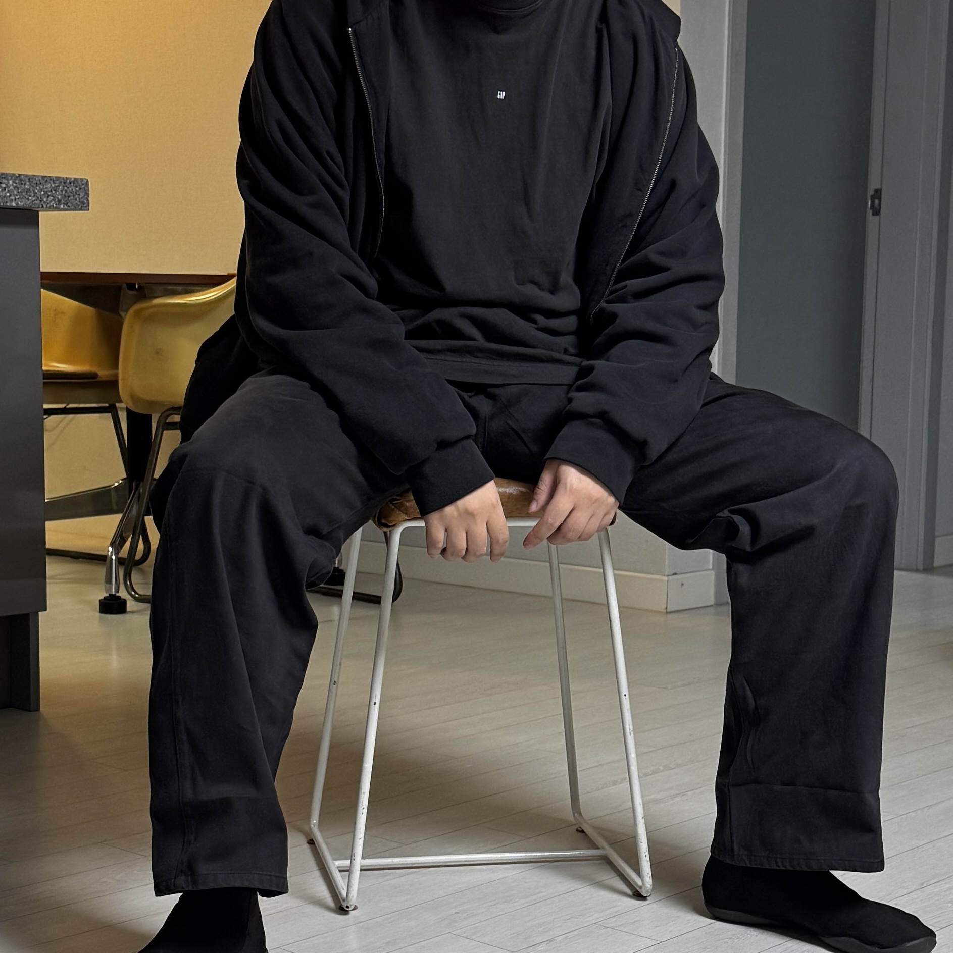 Yeezy Gap Engineered By Balenciaga Sateen Cargo Pants Black, Yeezy YZY Zip-Up Hoodie Black 착용 스타일 - 2