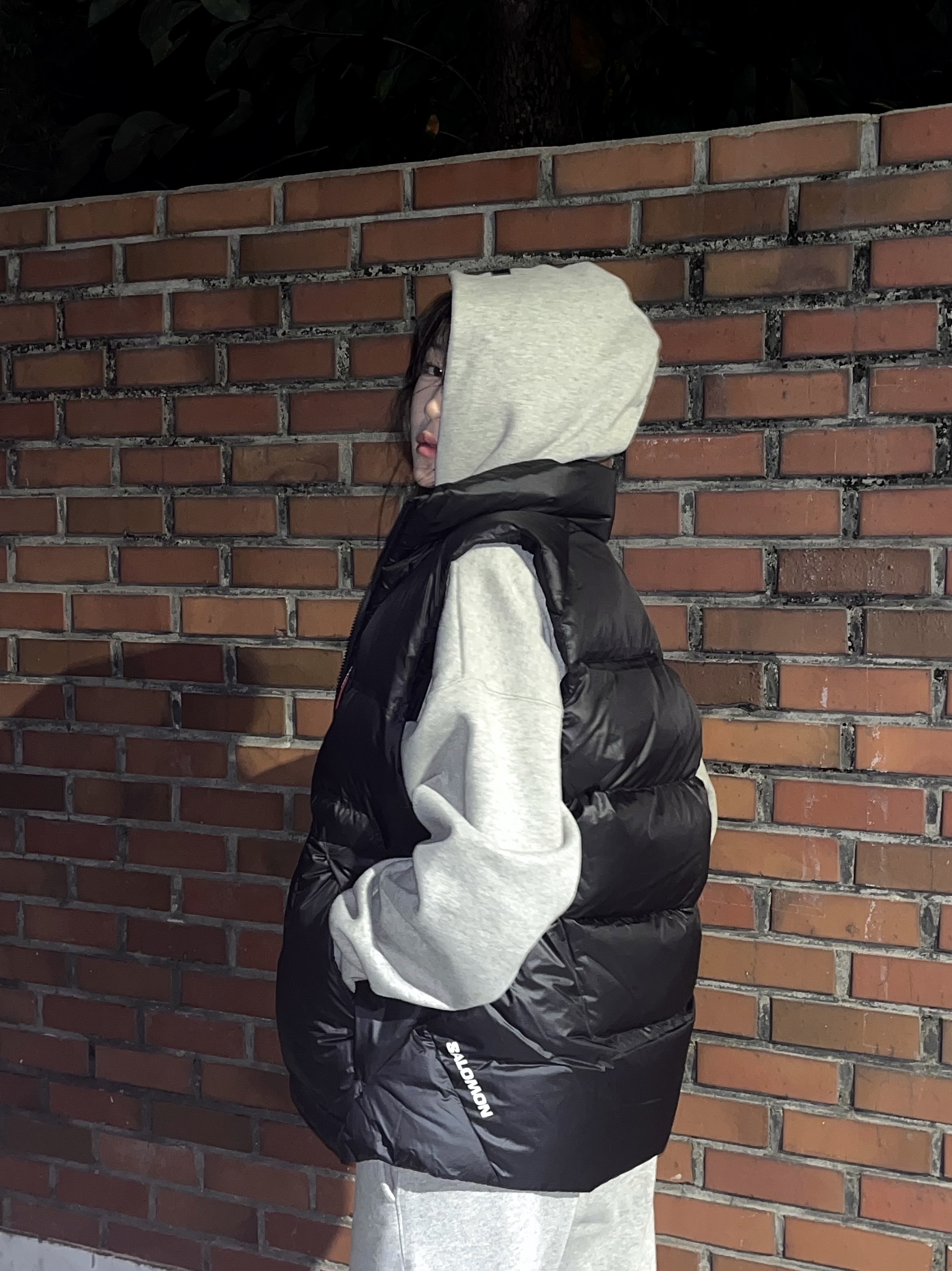 Salomon Contour Down Vest Black, Essentials The Core Collection Hoodie Light Oatmeal 착용 스타일 - 2
