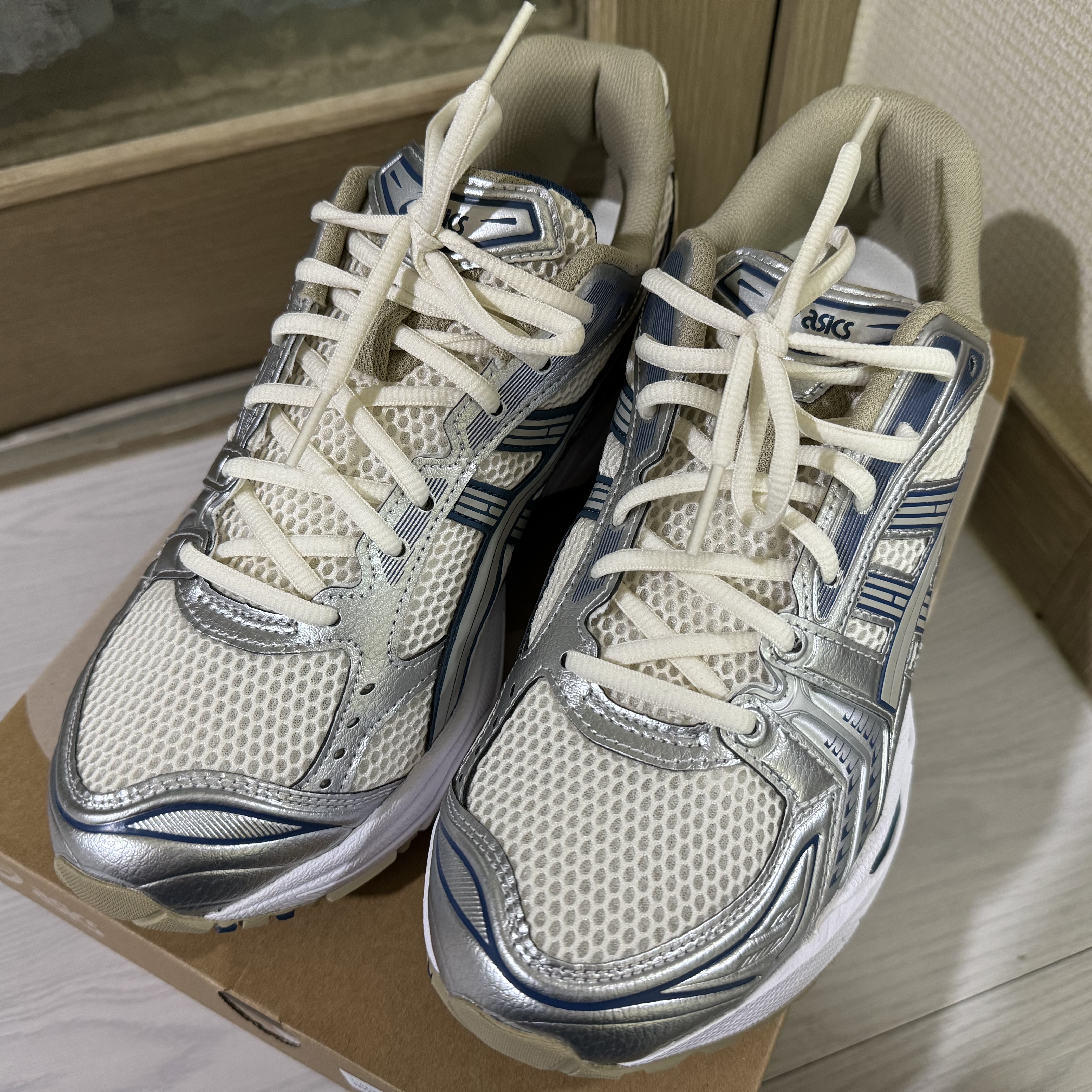 Asics Gel-Kayano 14 Cream Pure Silver 착용 스타일 - 1