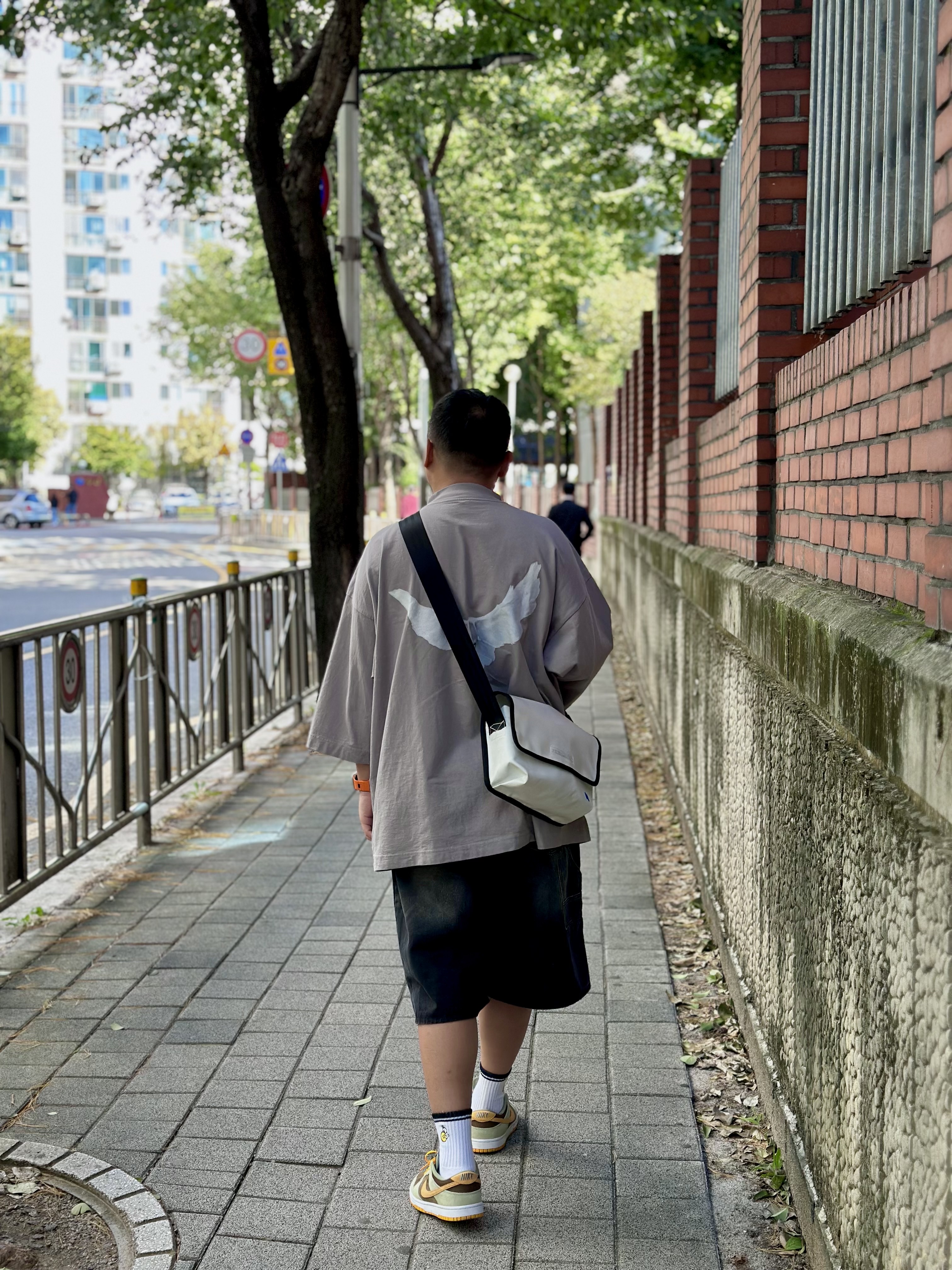 Yeezy Gap Engineered By Balenciaga Dove 3/4 Sleeve T-Shirt Grey, Nike Dunk Low SE Dusty Olive 착용 스타일