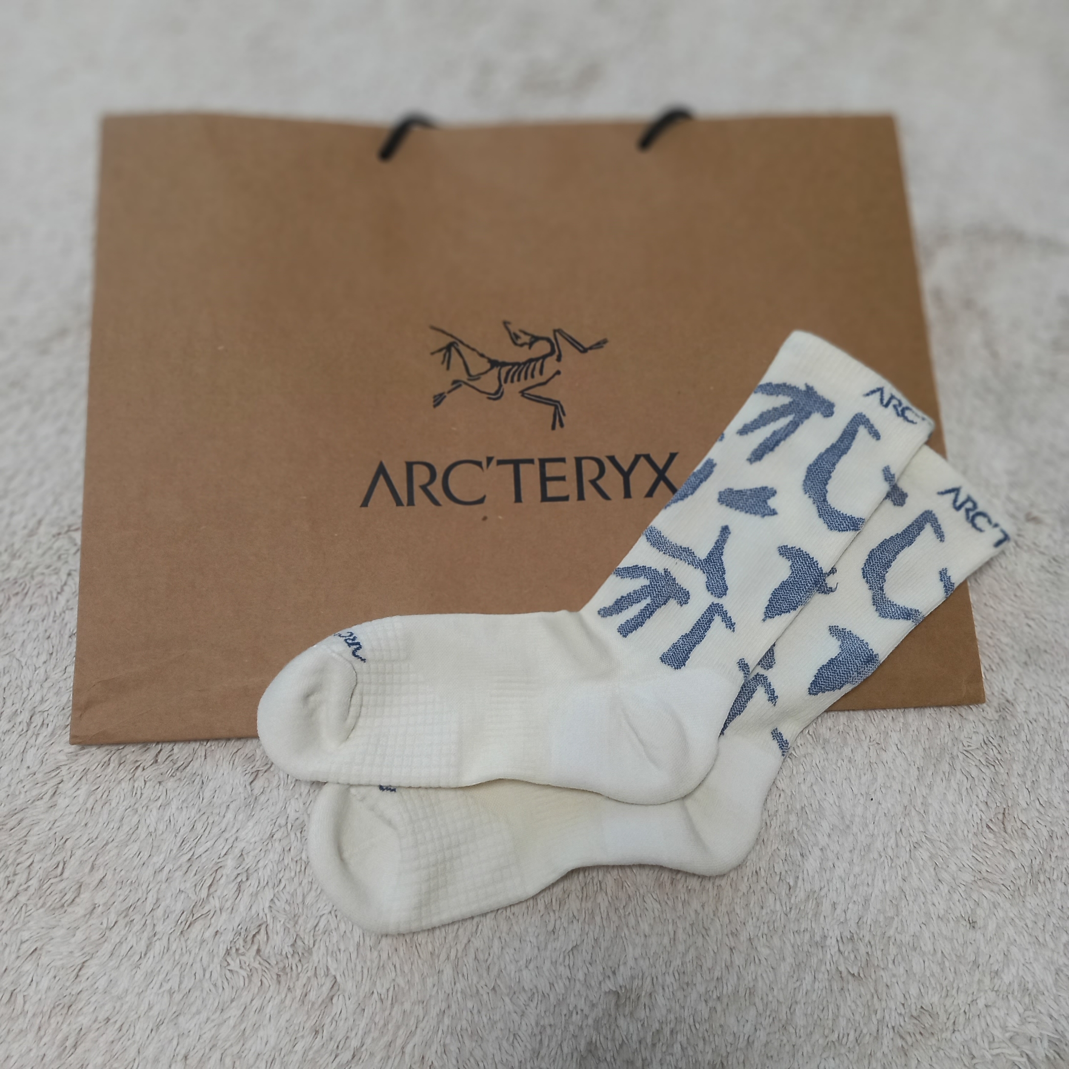Arc'teryx Merino Wool Grotto Mid Sock White Stratus 착용 스타일 - 2