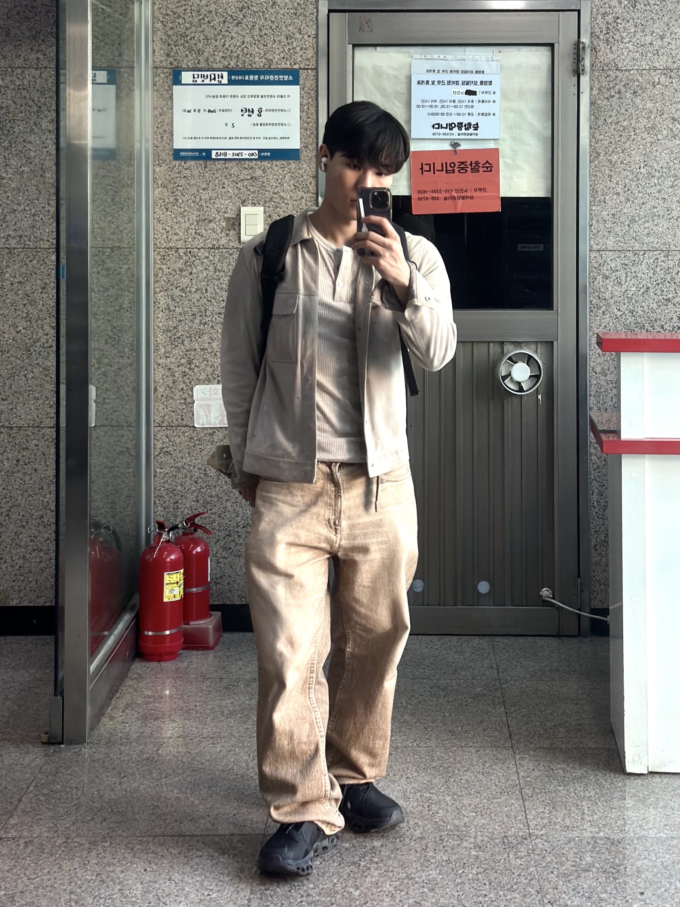 Our Legacy Third Cut Digital Dual Sand Denim, On Running x Post Archive Faction (Paf) Cloudmonster 2 Black Magnet 착용 스타일 - 1
