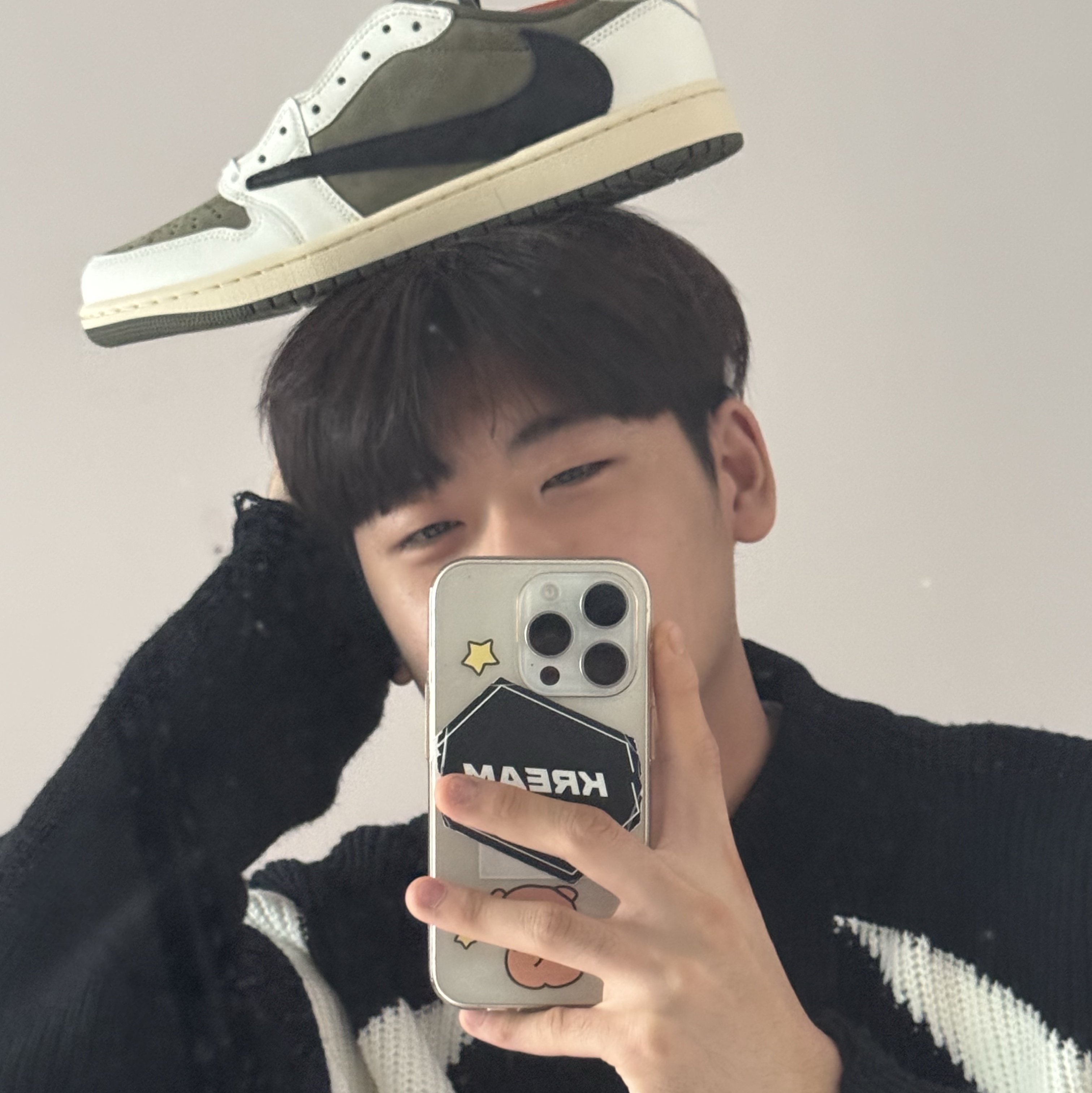 Jordan 1 x Travis Scott Retro Low OG SP Reverse Olive 착용 스타일 - 2
