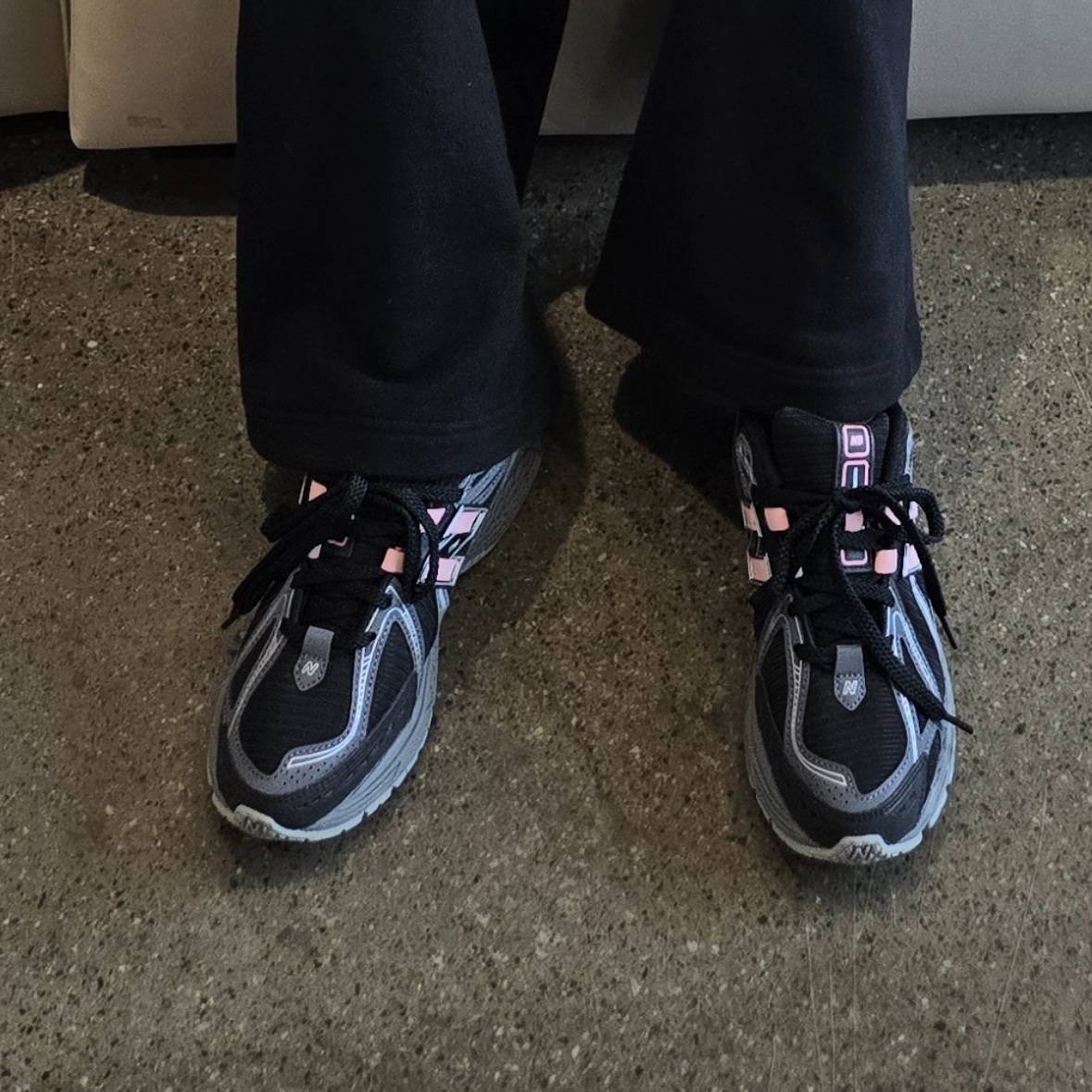 New Balance 1906R Black Pink Moon 착용 스타일 - 2