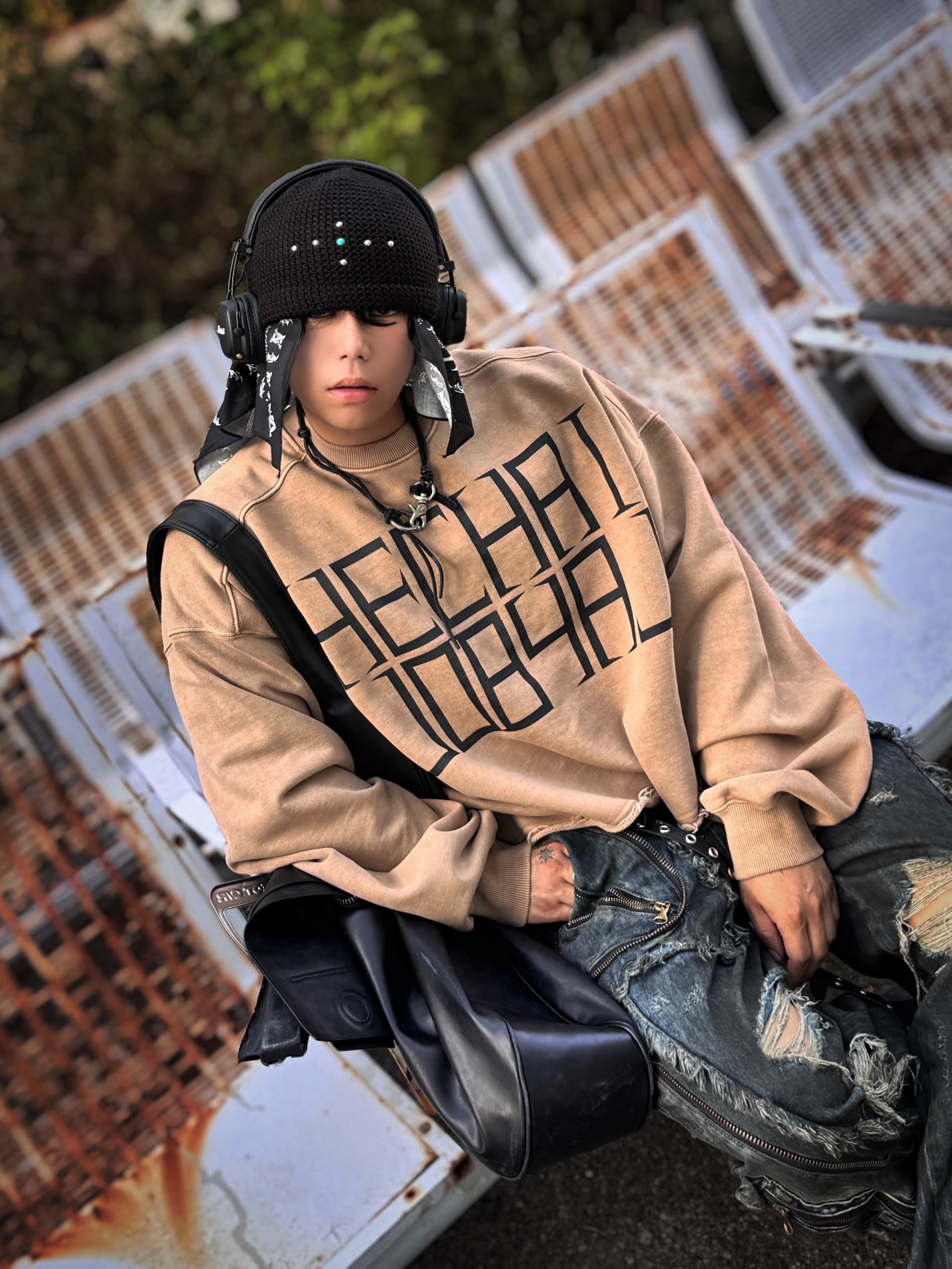 Project G/R Mega Buckle Hobo Bag Black, Marshall Major IV Black (Korean Ver.) 착용 스타일 - 3