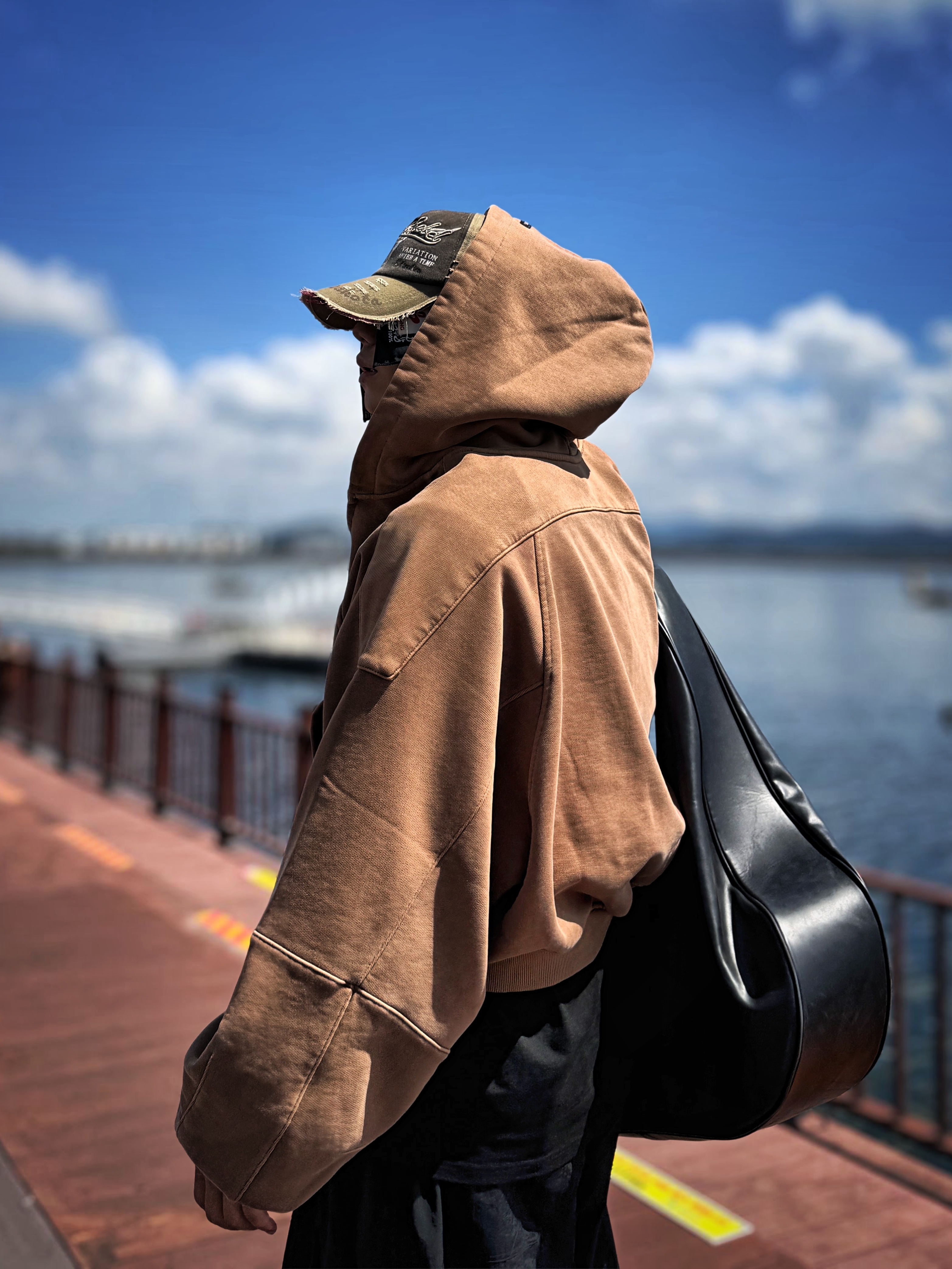 Project G/R Mega Buckle Hobo Bag Black, Ajobyajo Vintage Pigment Zip-Up Hoodie Mocha 착용 스타일 - 5