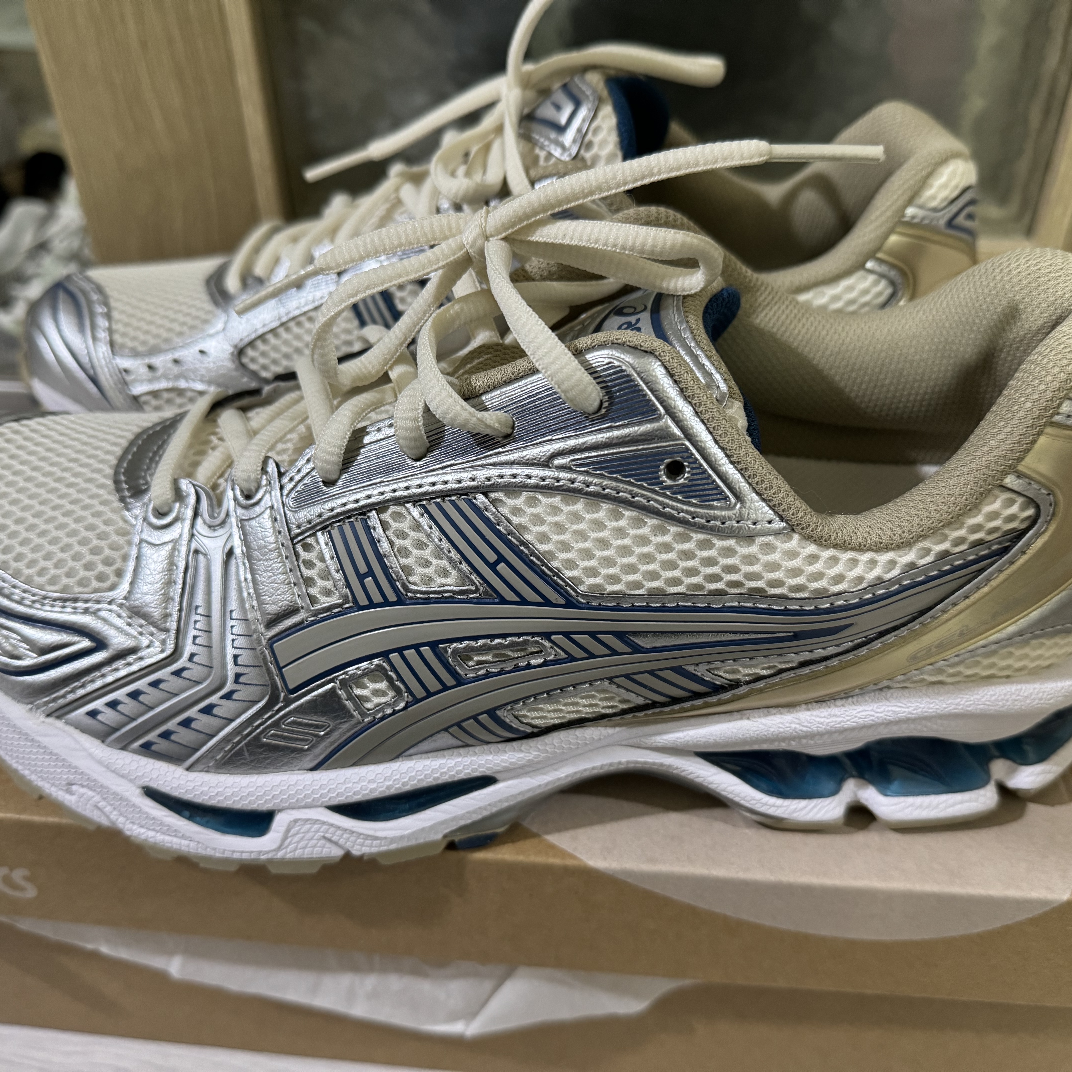 Asics Gel-Kayano 14 Cream Pure Silver 착용 스타일 - 2