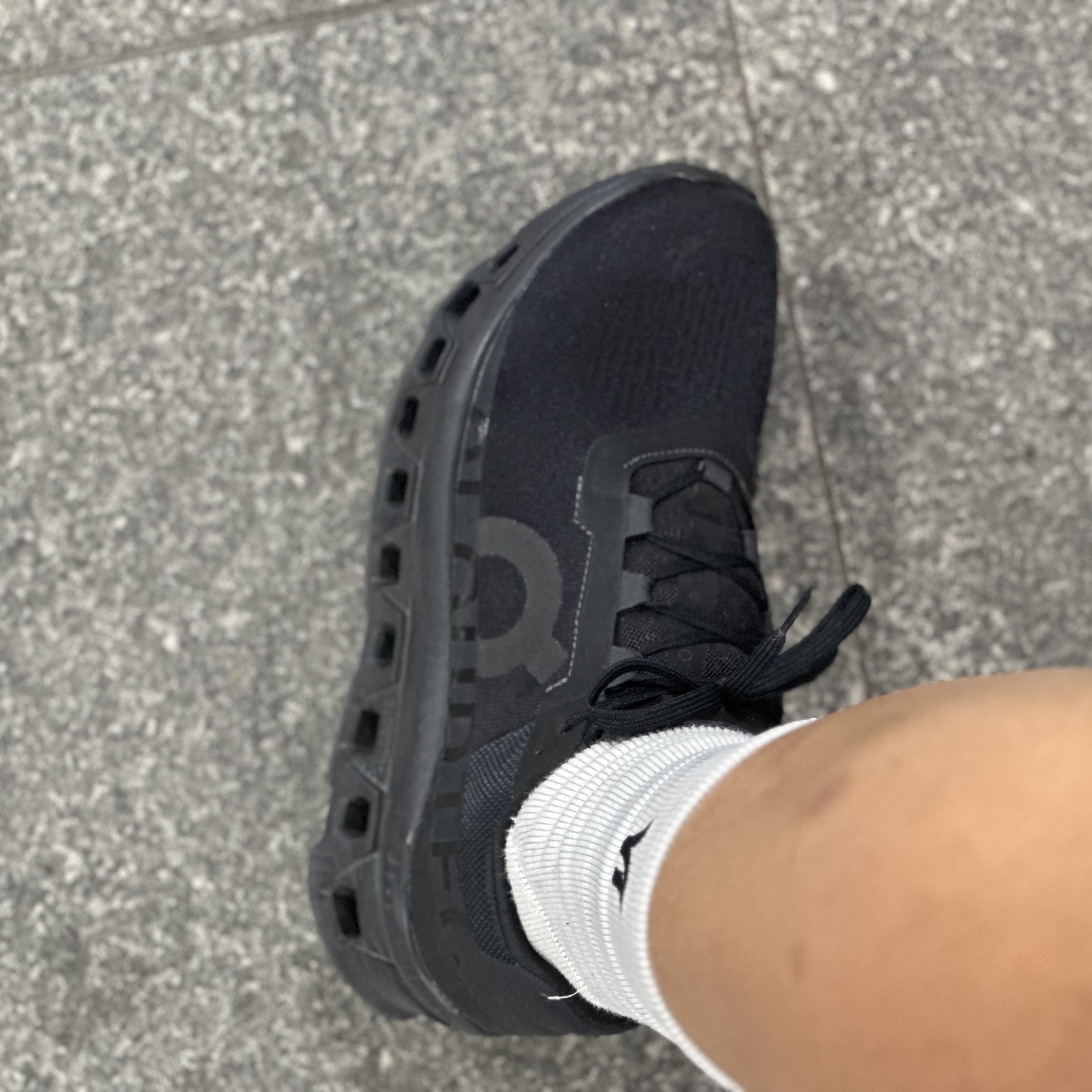 On Running Cloudmonster All Black 착용 스타일 - 5