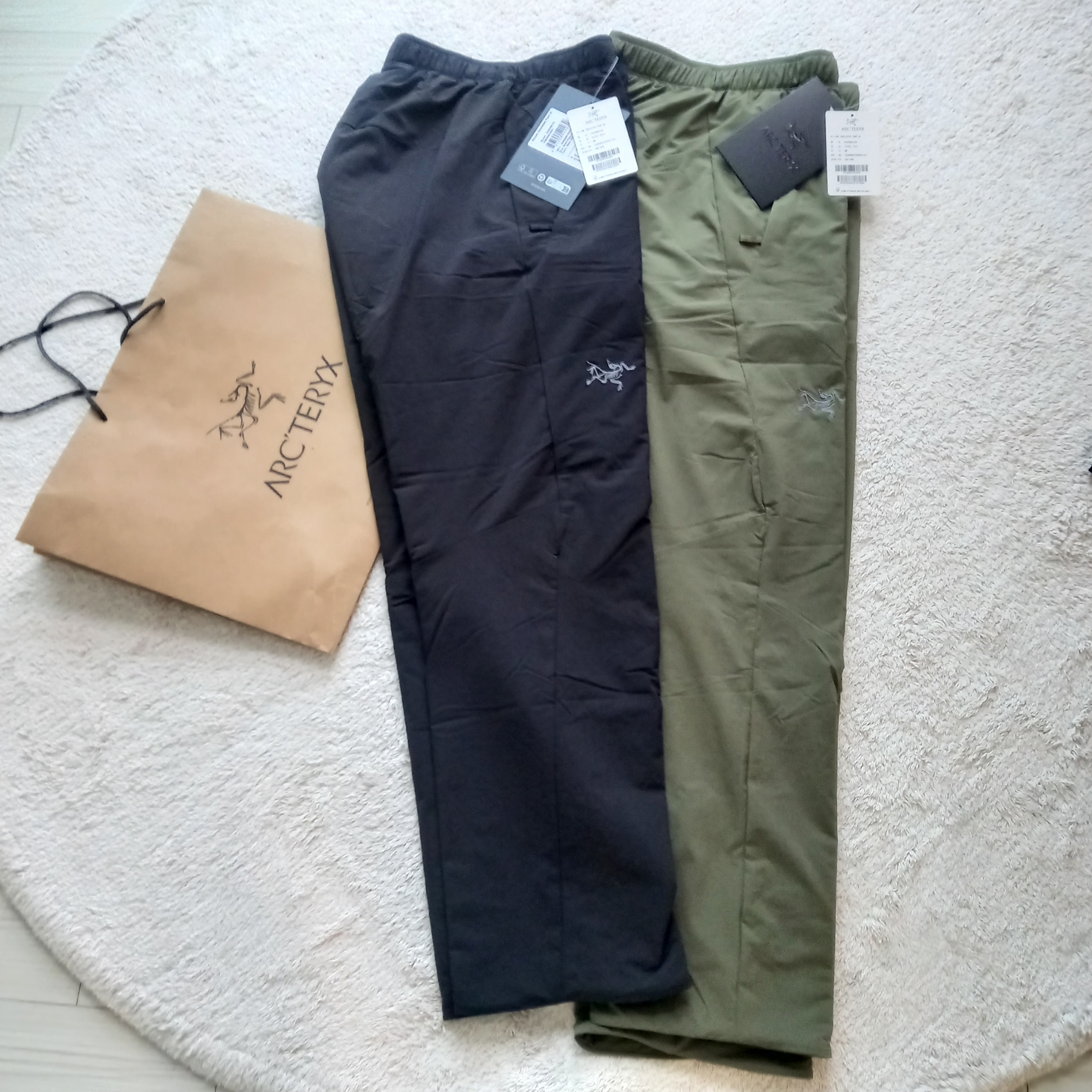 Arc'teryx Cronin Cotton Overshirt Black, (W) Arc'teryx Atom Heavyweight Hoody Black 착용 스타일 - 2