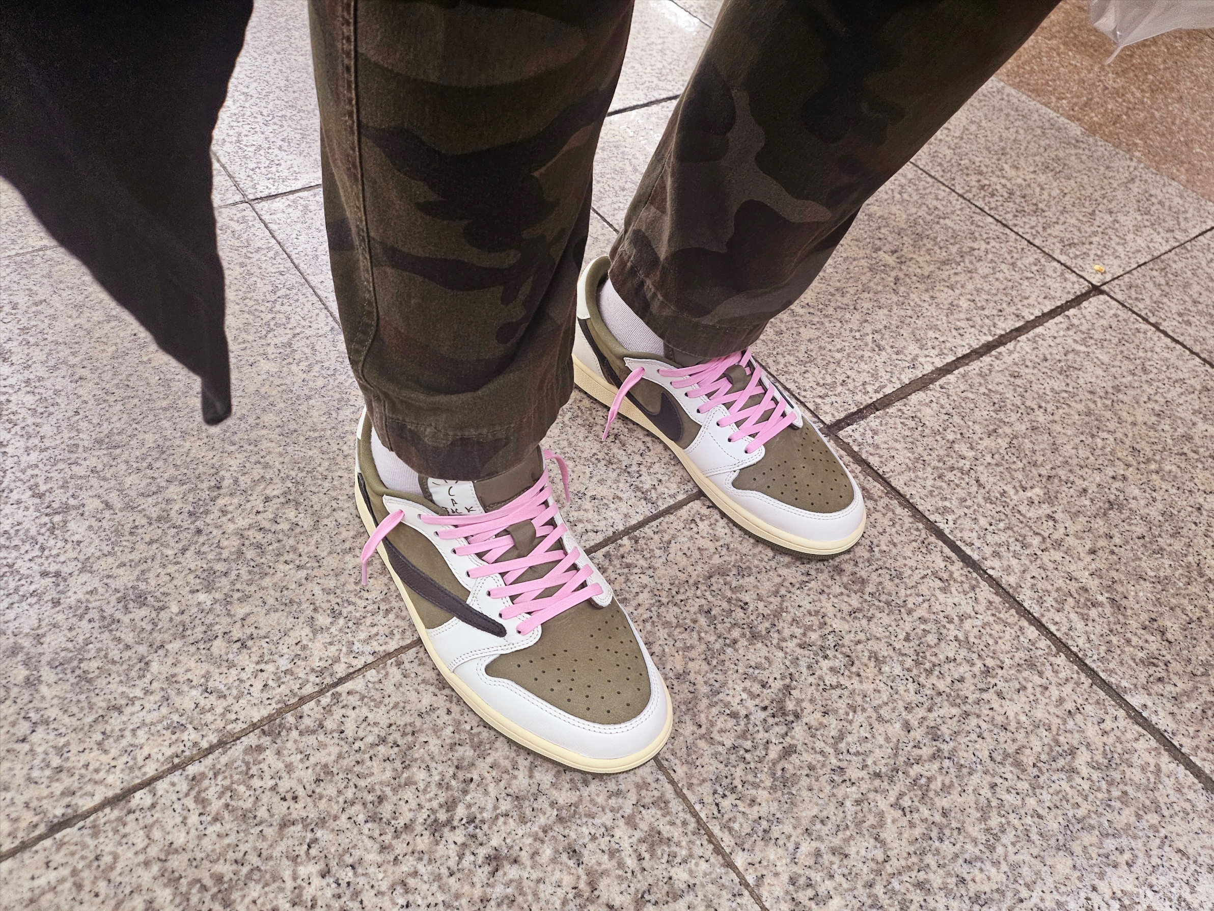 Jordan 1 x Travis Scott Retro Low OG SP Reverse Olive, Nike x Jacquemus Air Humara LX Light Bone and Gold 착용 스타일 - 1