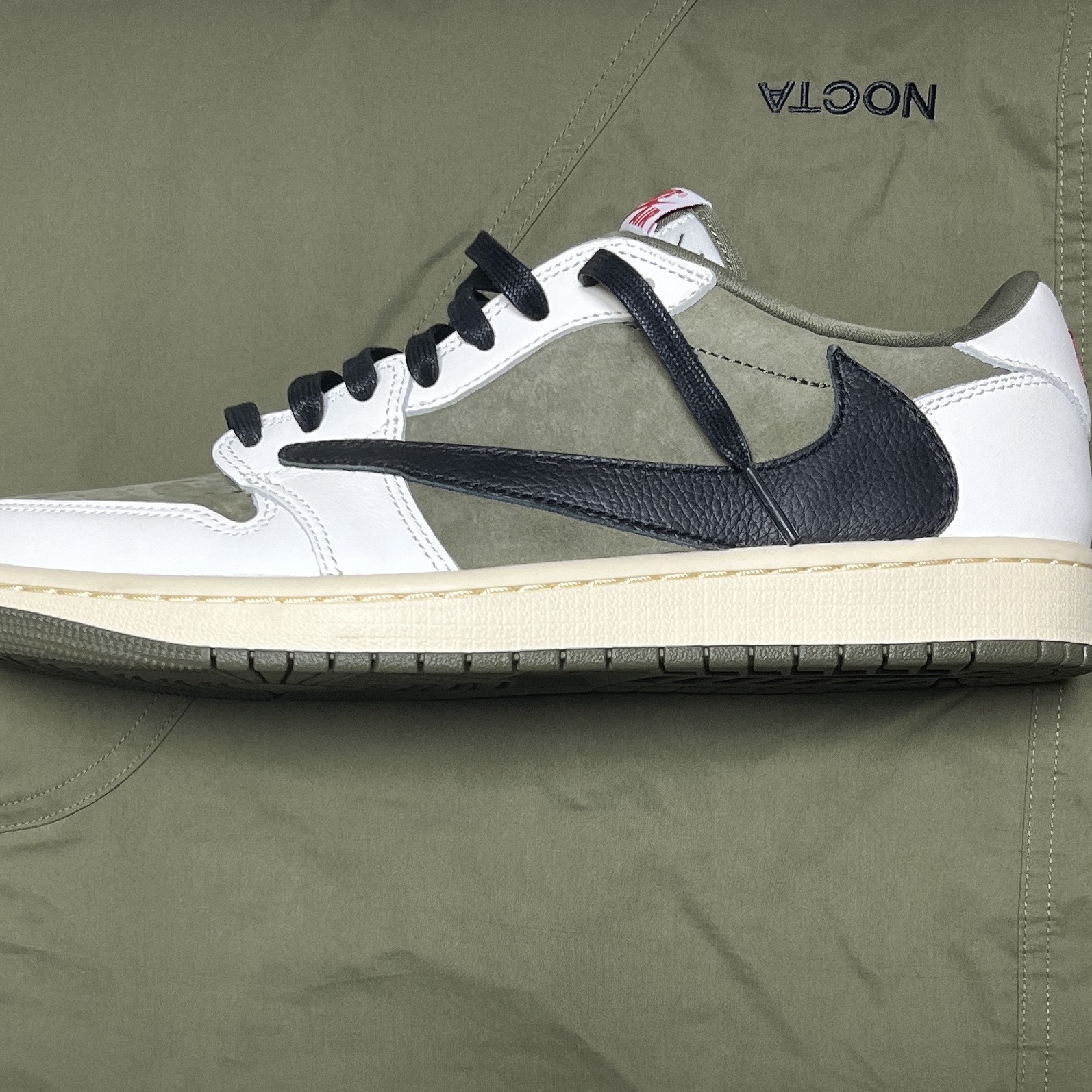 Jordan 1 x Travis Scott Retro Low OG SP Reverse Olive, Nike x Drake Nocta Opal Tito Neeks Cargo Pants Medium Olive (FZ0910-222) 착용 스타일 - 2