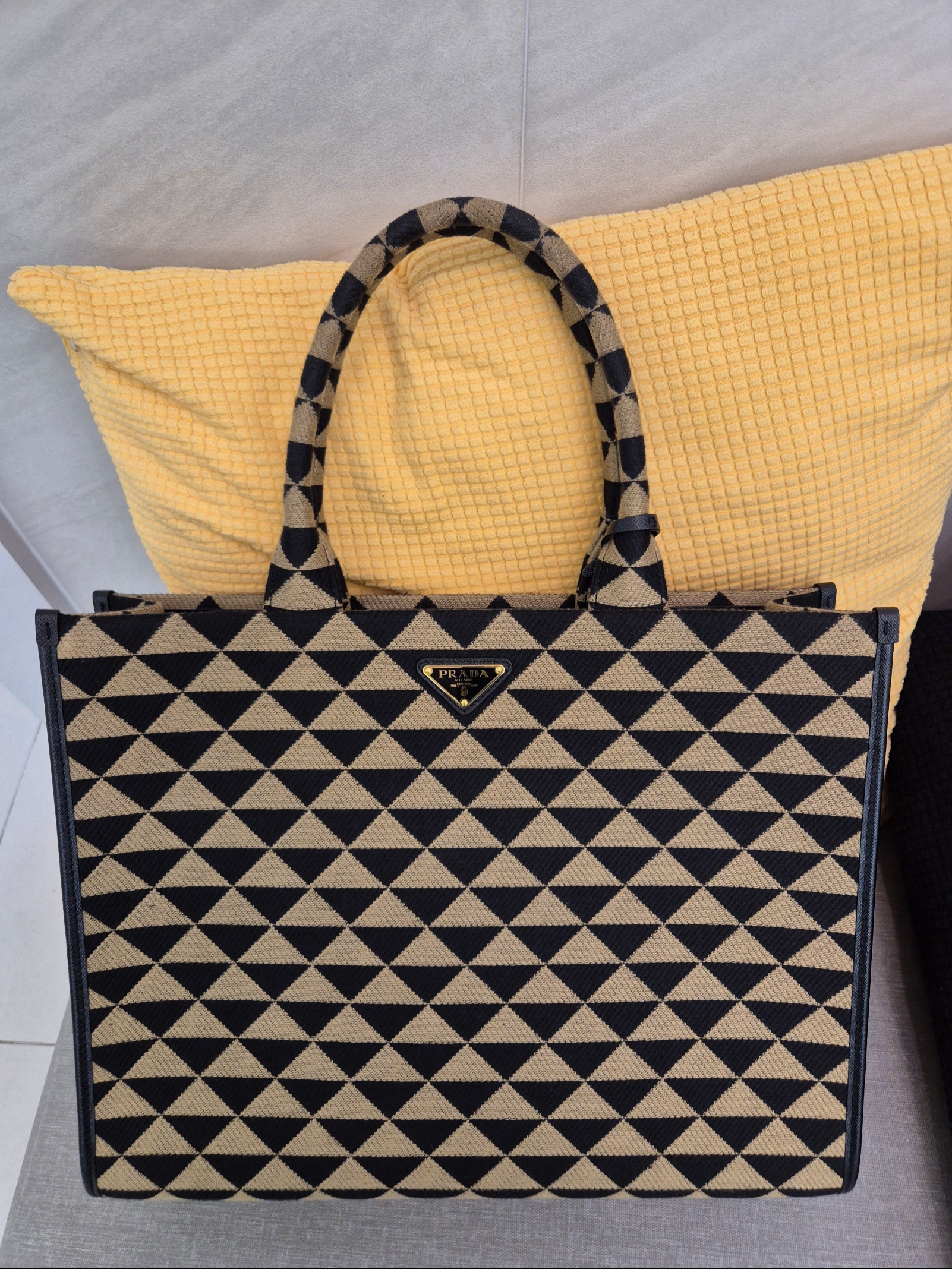 Prada Large Prada Symbole Embroidered Fabric Handbag Black Beige, Hermes Jet Sneakers Nappa Suede Goatskin & Blanc 착용 스타일 - 2