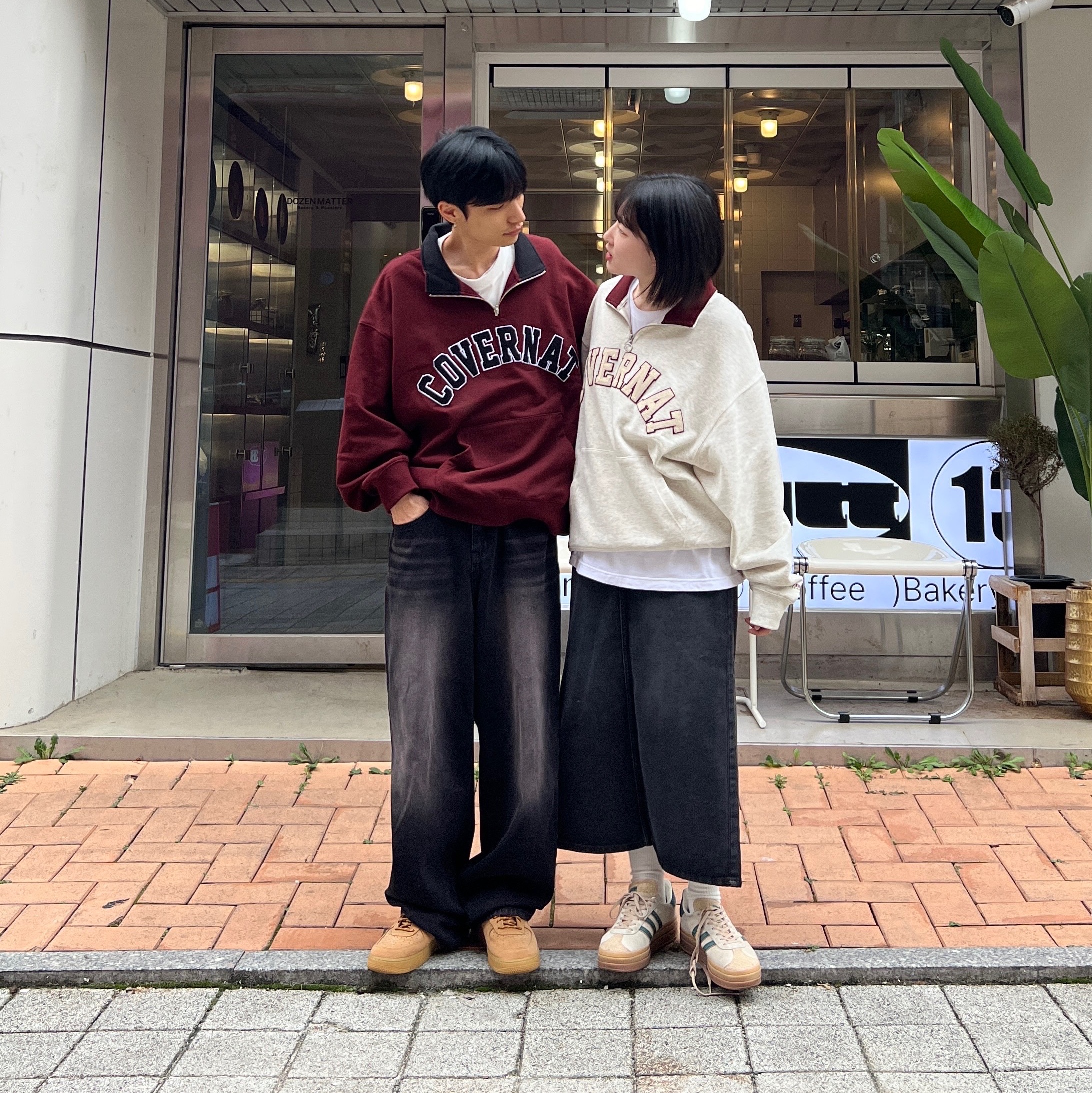Covernat Arch Logo Half Zip-Up Sweatshirt Deep Red, Covernat Arch Logo Half Zip-Up Sweatshirt Oatmeal 착용 스타일 - 2