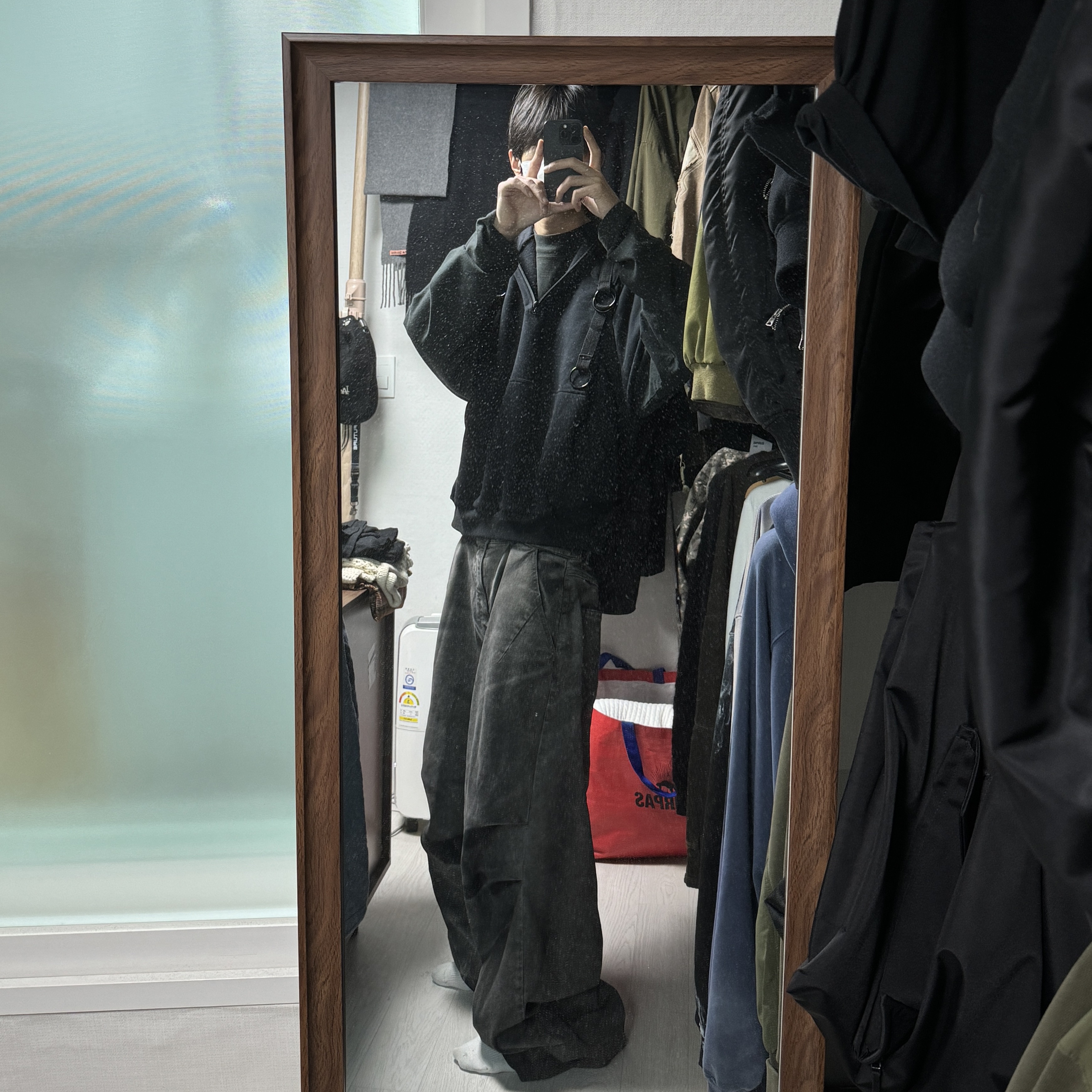 VENDORS Full DU$K Wide Baggy Pants Gray, Uniqlo U Drawstring Shoulder Bag Brown 착용 스타일 - 3