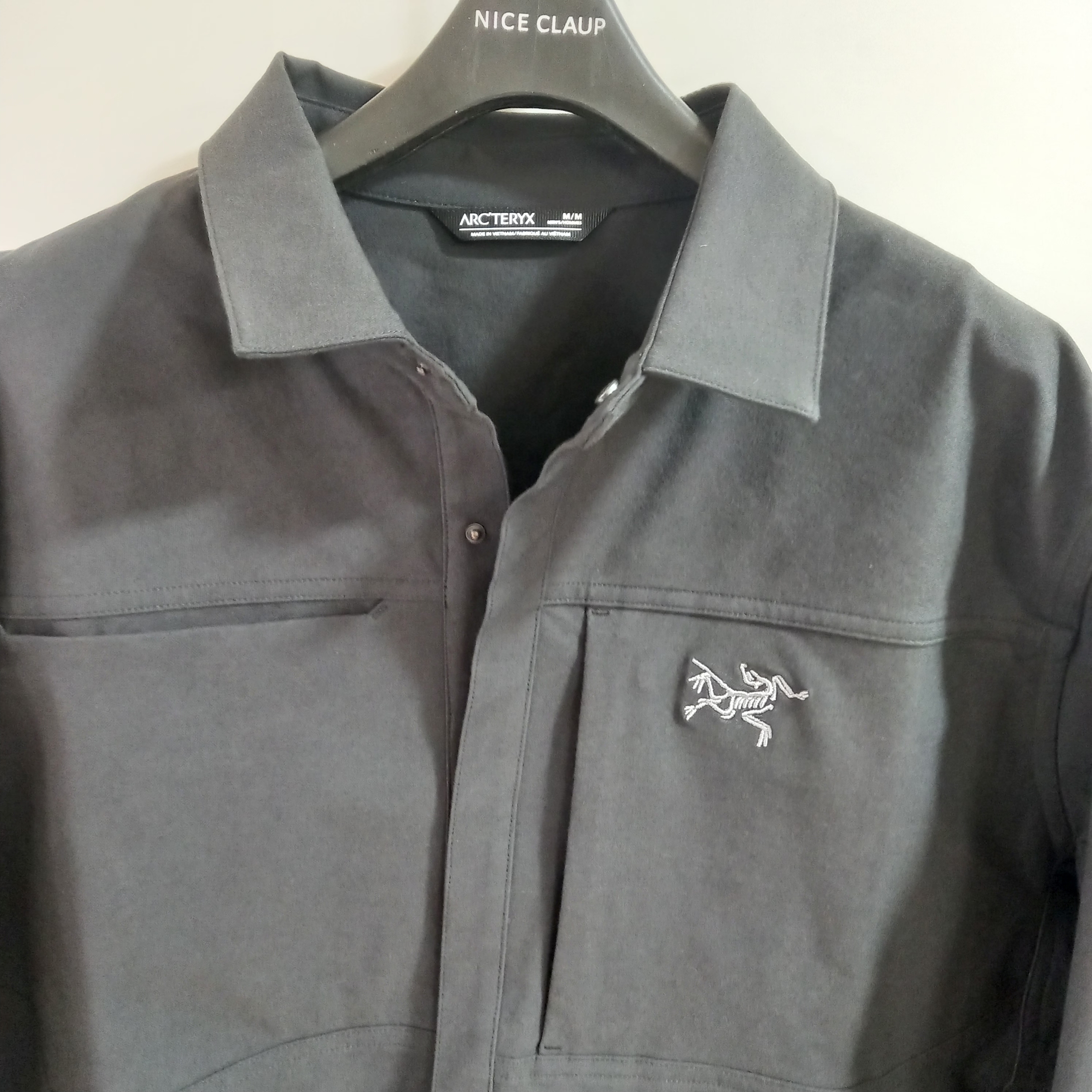 Arc'teryx Cronin Cotton Overshirt Black 착용 스타일 - 2