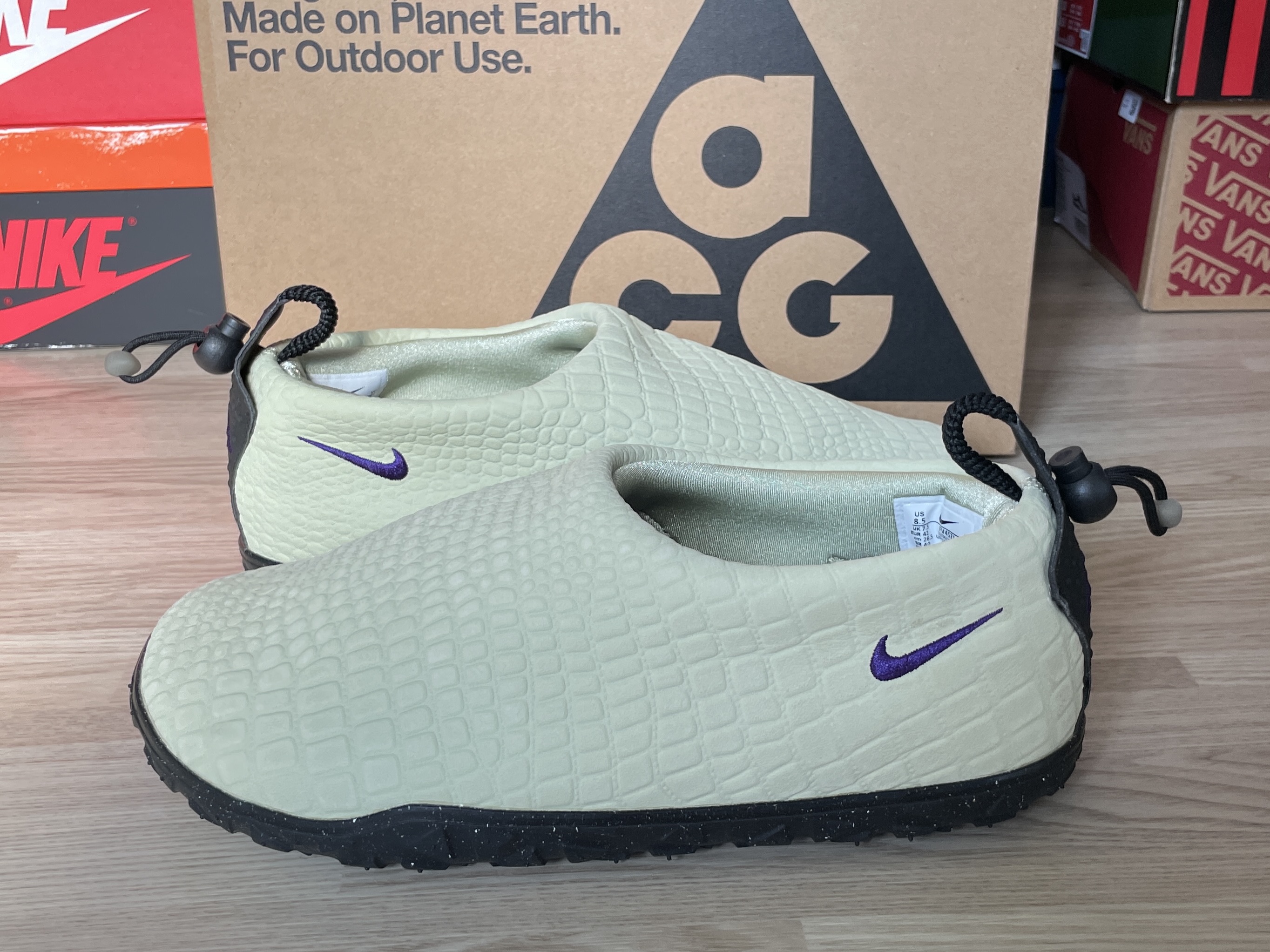 Nike ACG Moc PRM Olive Aura Black 착용 스타일 - 1