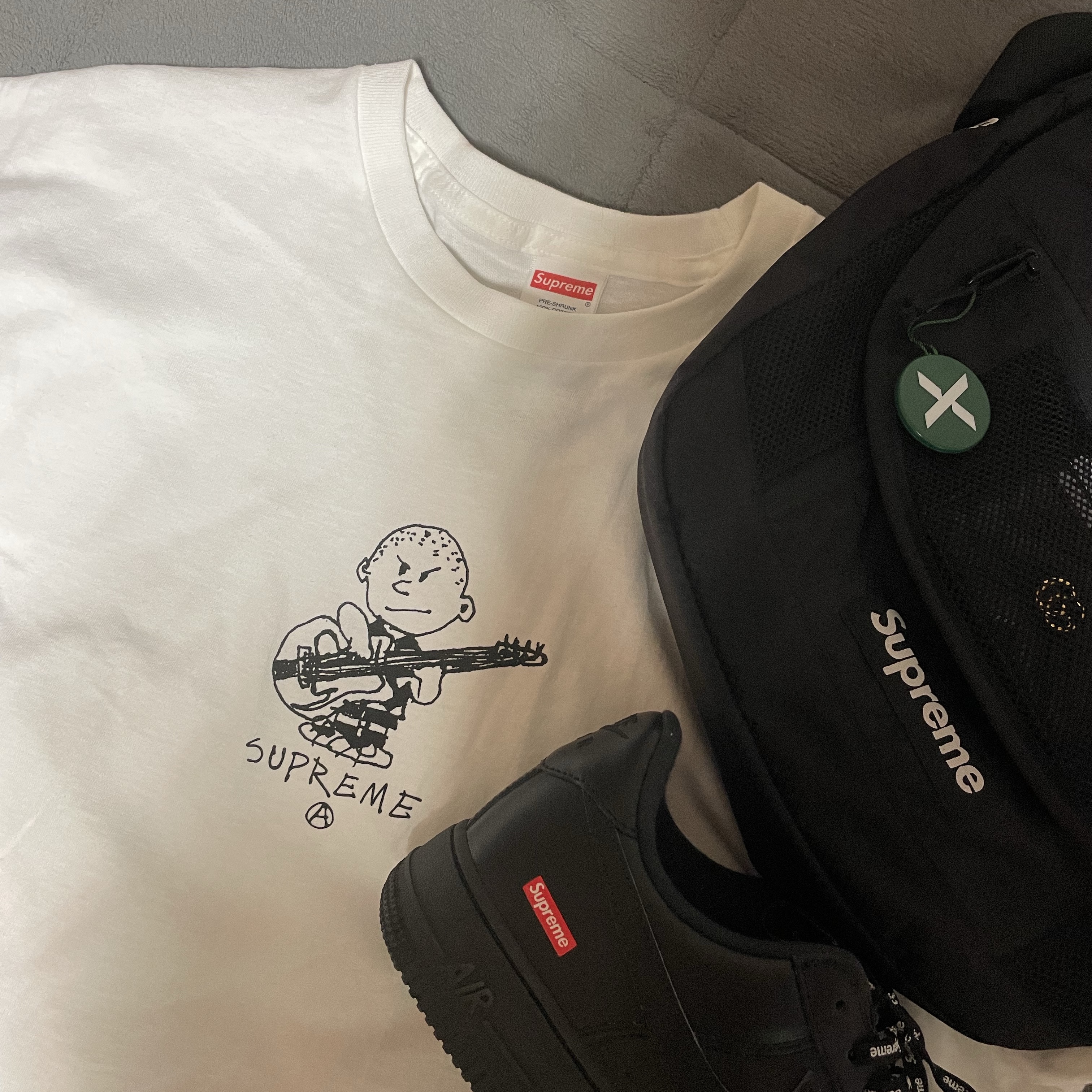 Supreme Rocker T-Shirt White - 21FW, Supreme Small Messenger Bag Black - 22SS 착용 스타일