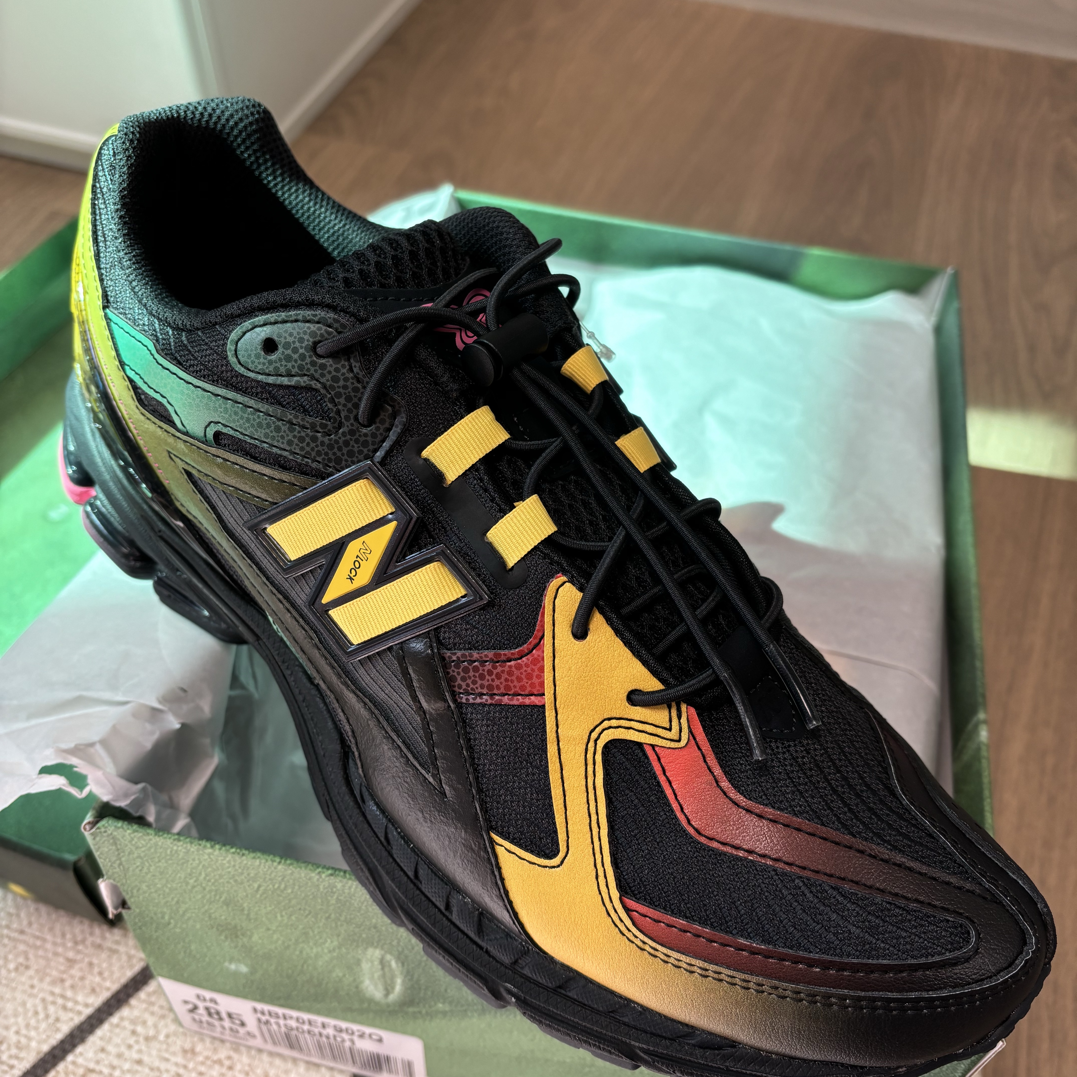 New Balance x Bricks & Wood 1906U Black Multicolor 착용 스타일 - 3