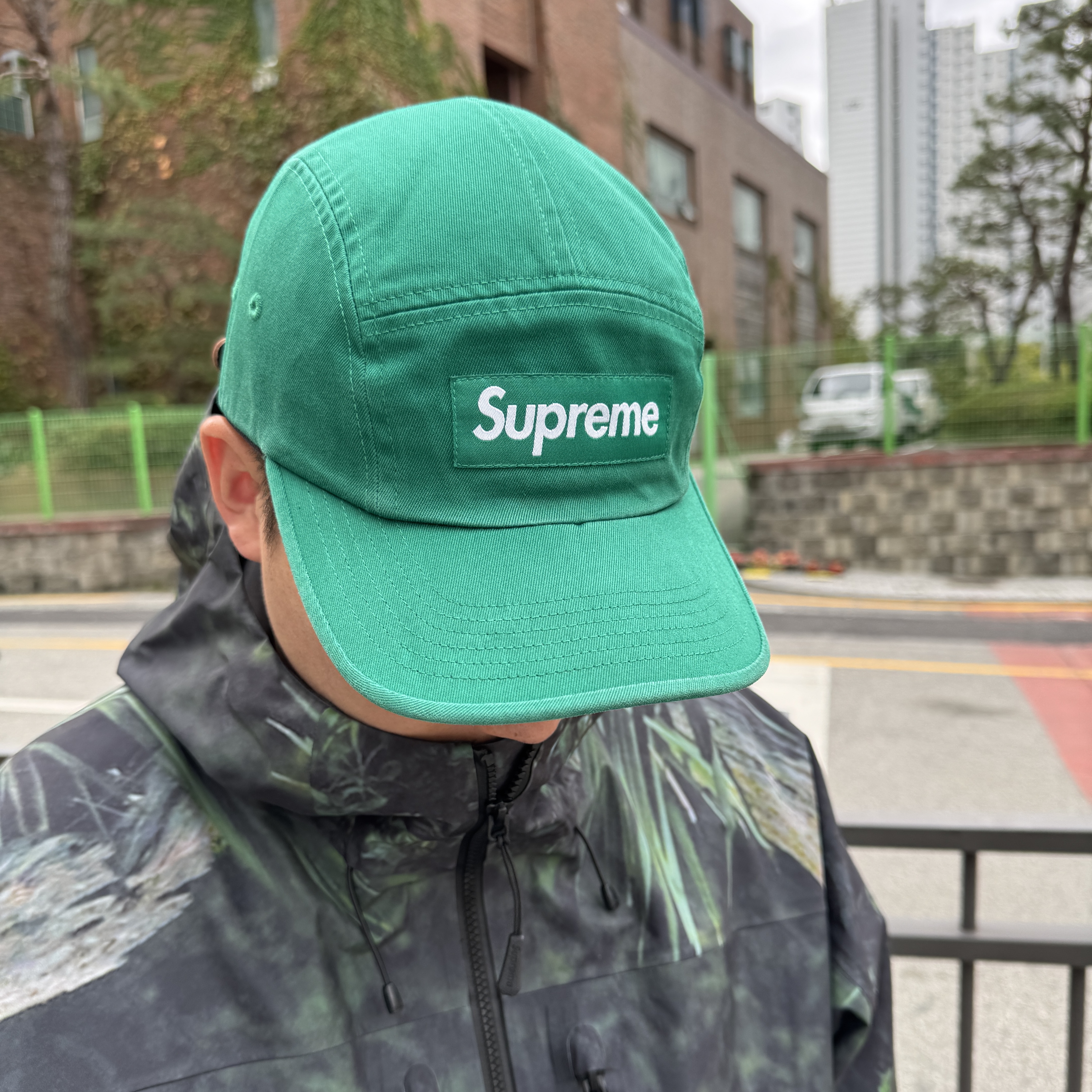 Supreme Washed Chino Twill Camp Cap Green - 24FW, Supreme Washed Chino Twill Camp Cap Black 착용 스타일 - 1