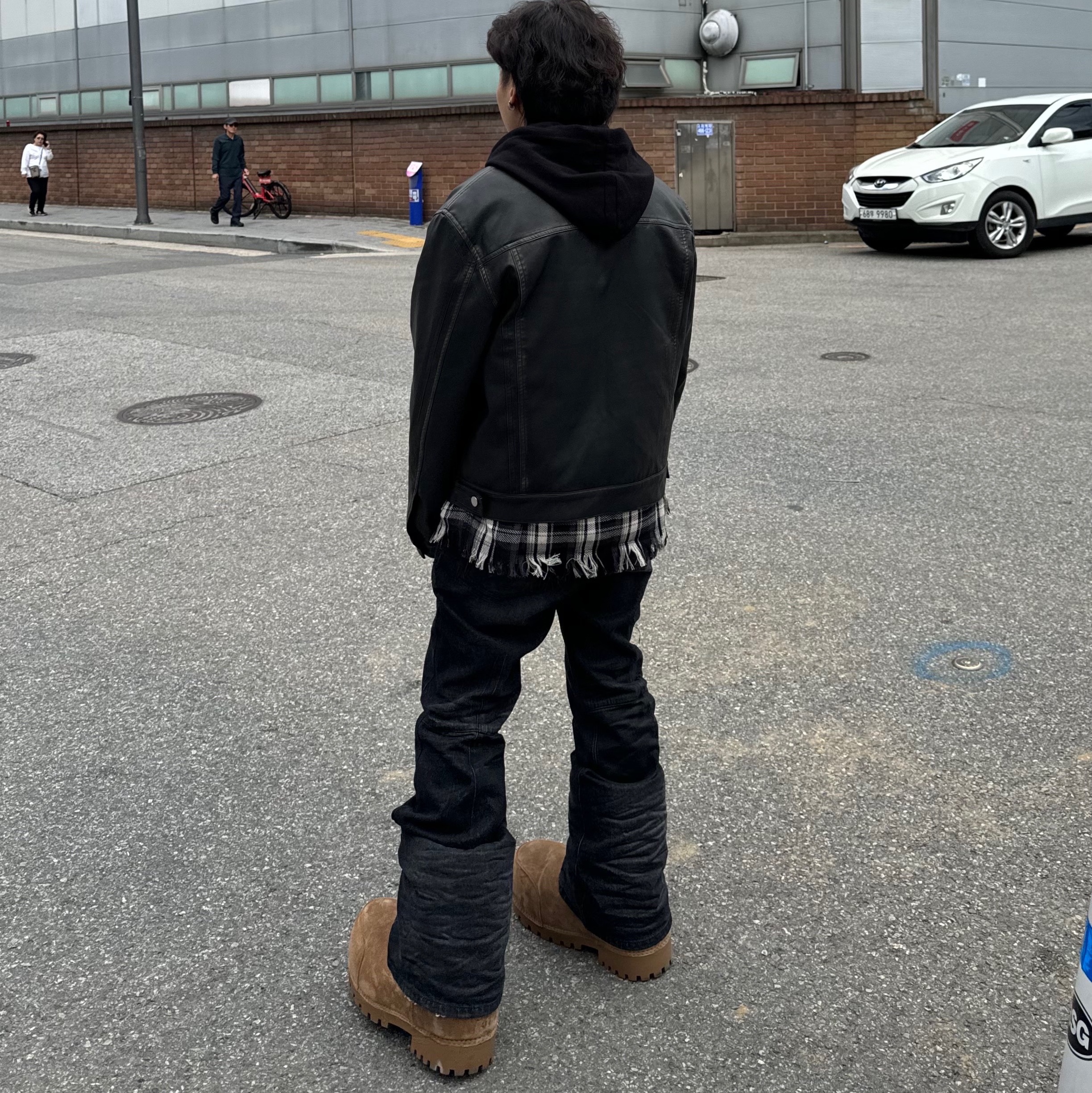 Balenciaga Alaska Fur High Boot Brown 착용 스타일 - 3